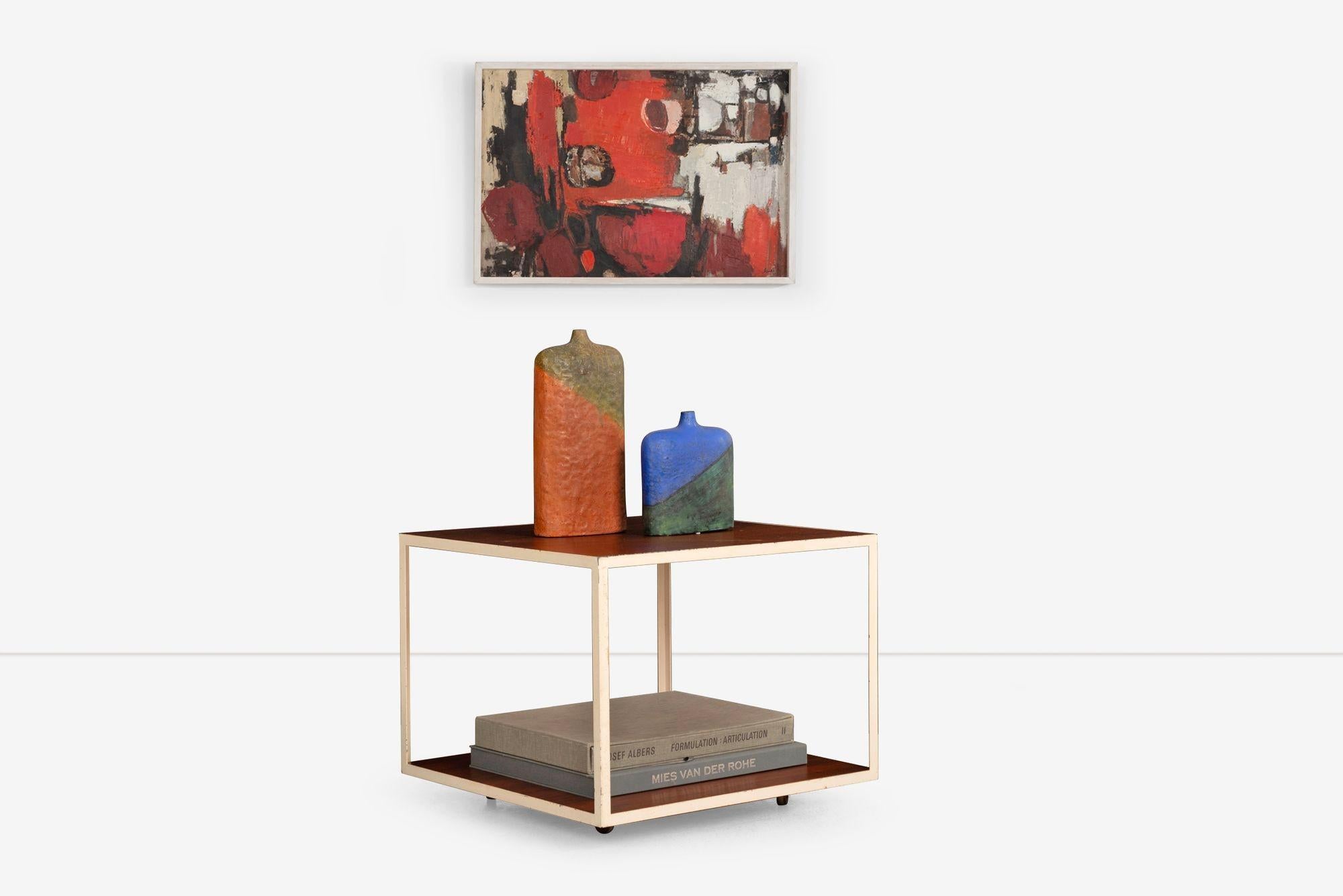 Table d'appoint à cadre en acier sur roues de George Nelson pour Herman Miller (1955)
Cadre : Émail noir ou blanc avec des éclats et des rayures mineures (correspondant à l'âge/l'utilisation).
Surfaces : Dessus et dessous en noyer huilé
Dimensions :
