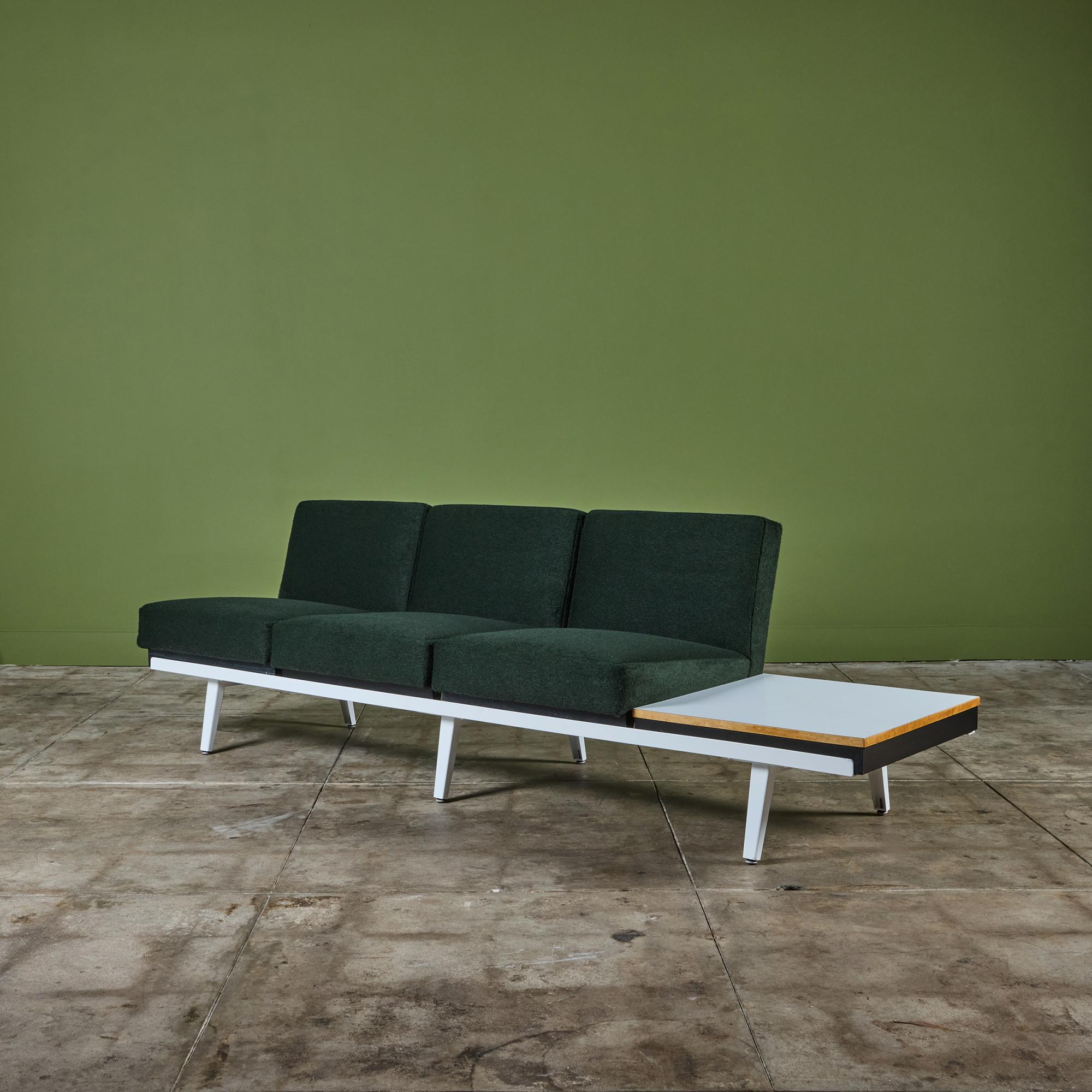 Sofá de George Nelson para Herman Miller, c.1950, EE.UU. Recién tapizada en mohair verde intenso de pelo alto. El sistema de asientos incluye tres asientos acolchados y una mesa auxiliar de laminado blanco con armazón de acero esmaltado en blanco