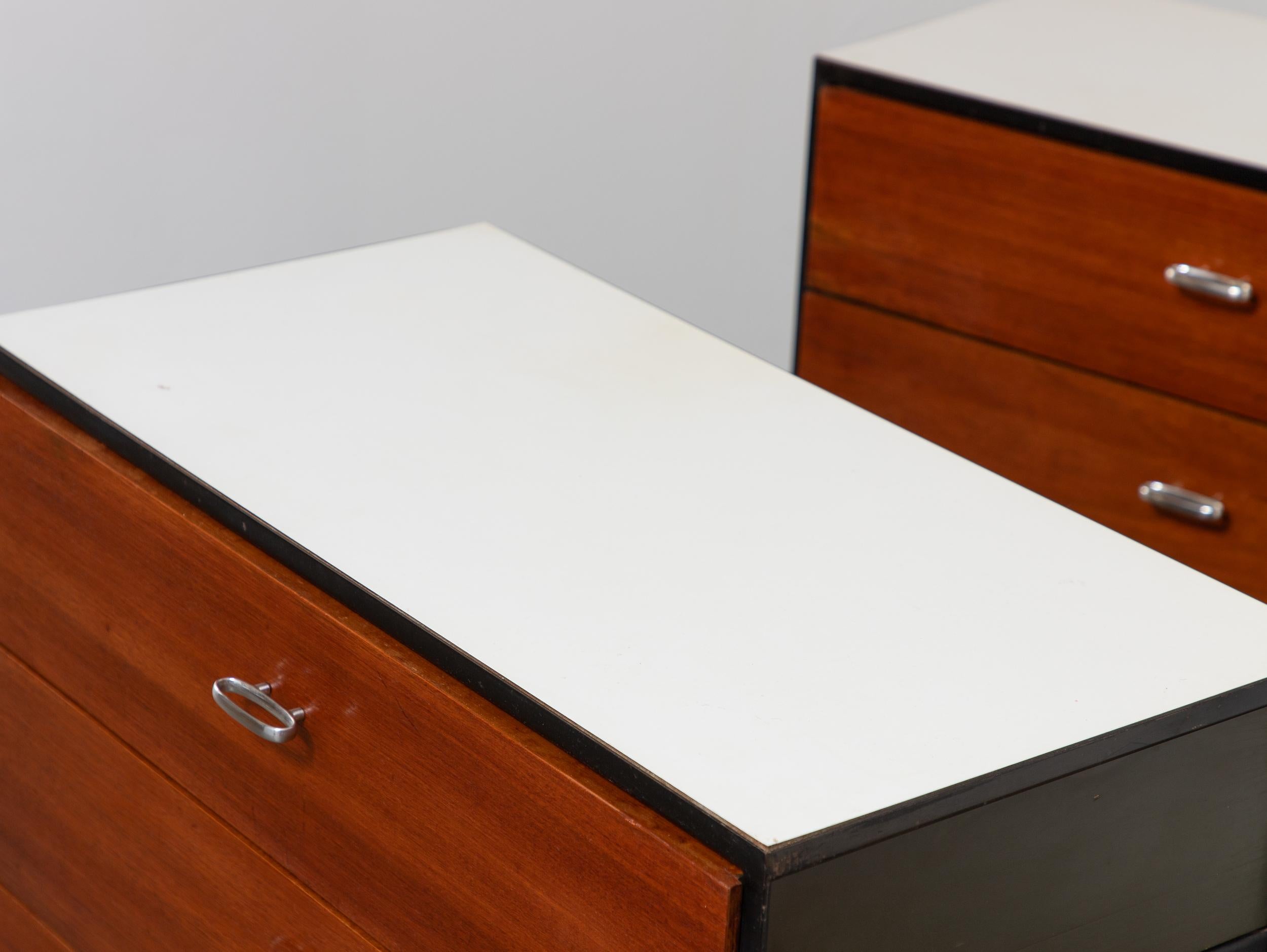 George Nelson per Herman Miller Comò con struttura in acciaio e legno di noce - Coppia in vendita 5
