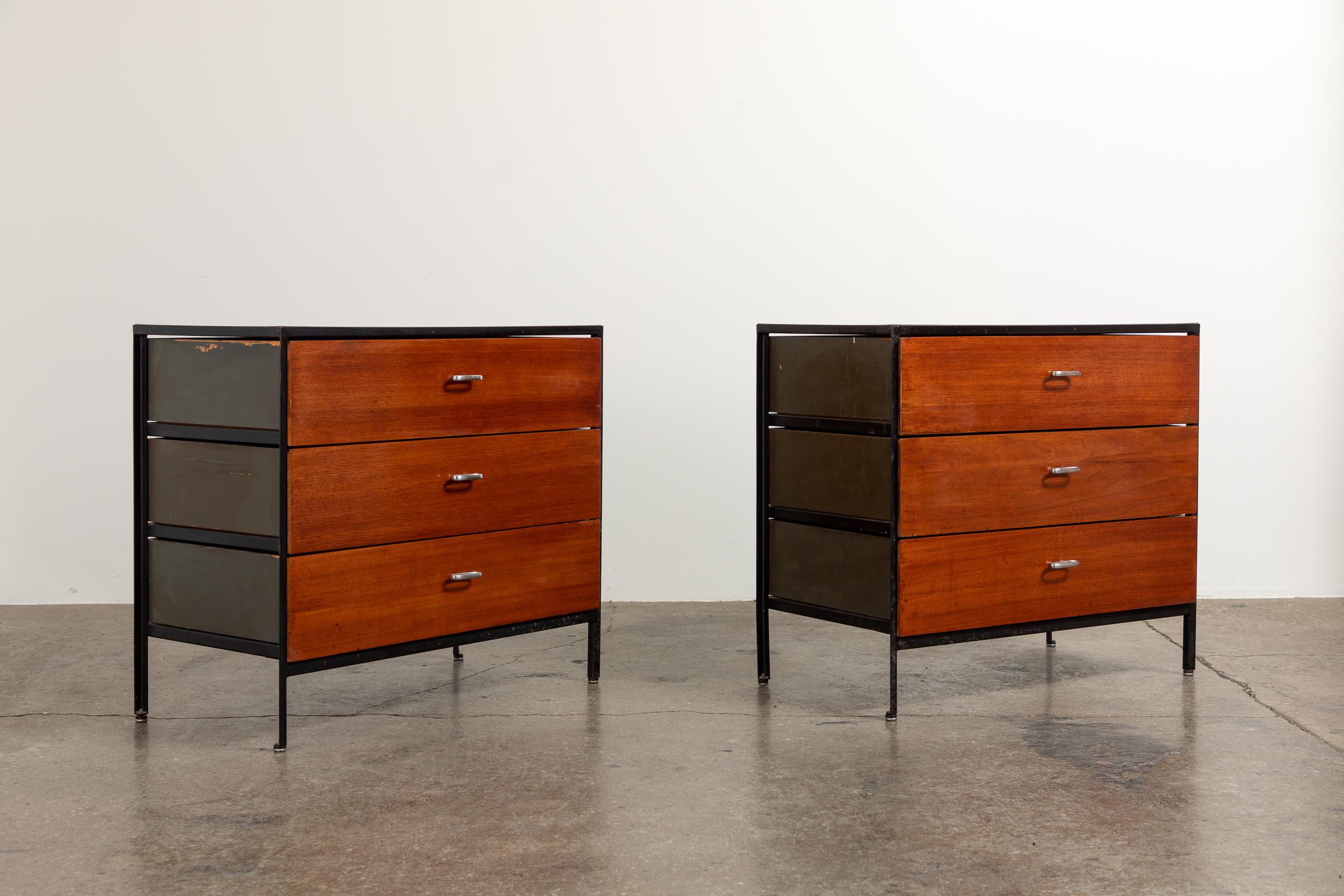 Coppia di comò con struttura in acciaio, disegnati da George Nelson per Herman Miller. Una filosofia minimalista ha ispirato il design di Wood: le cornici in acciaio offrono un interesse visivo, eliminando al contempo la necessità di rivestire i