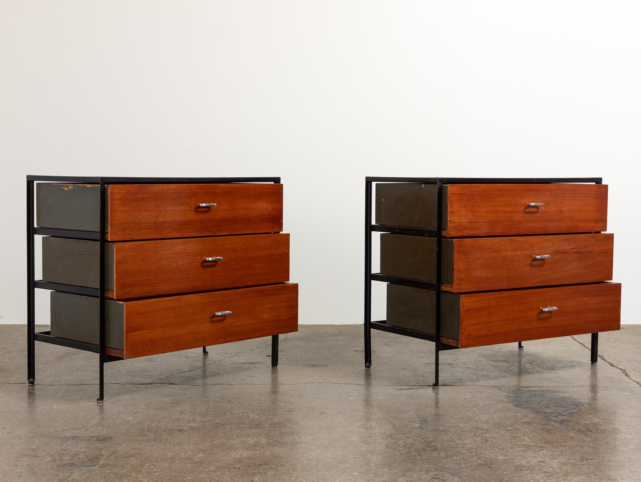 Mid-Century moderno George Nelson per Herman Miller Comò con struttura in acciaio e legno di noce - Coppia in vendita