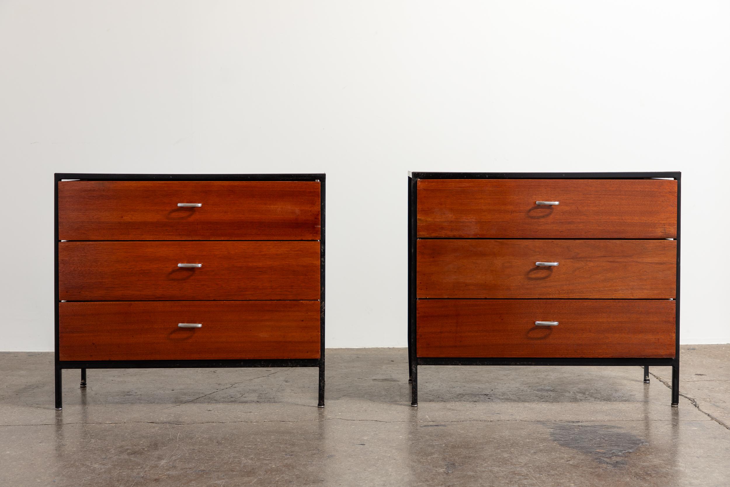 George Nelson per Herman Miller Comò con struttura in acciaio e legno di noce - Coppia In condizioni buone in vendita a Brooklyn, NY