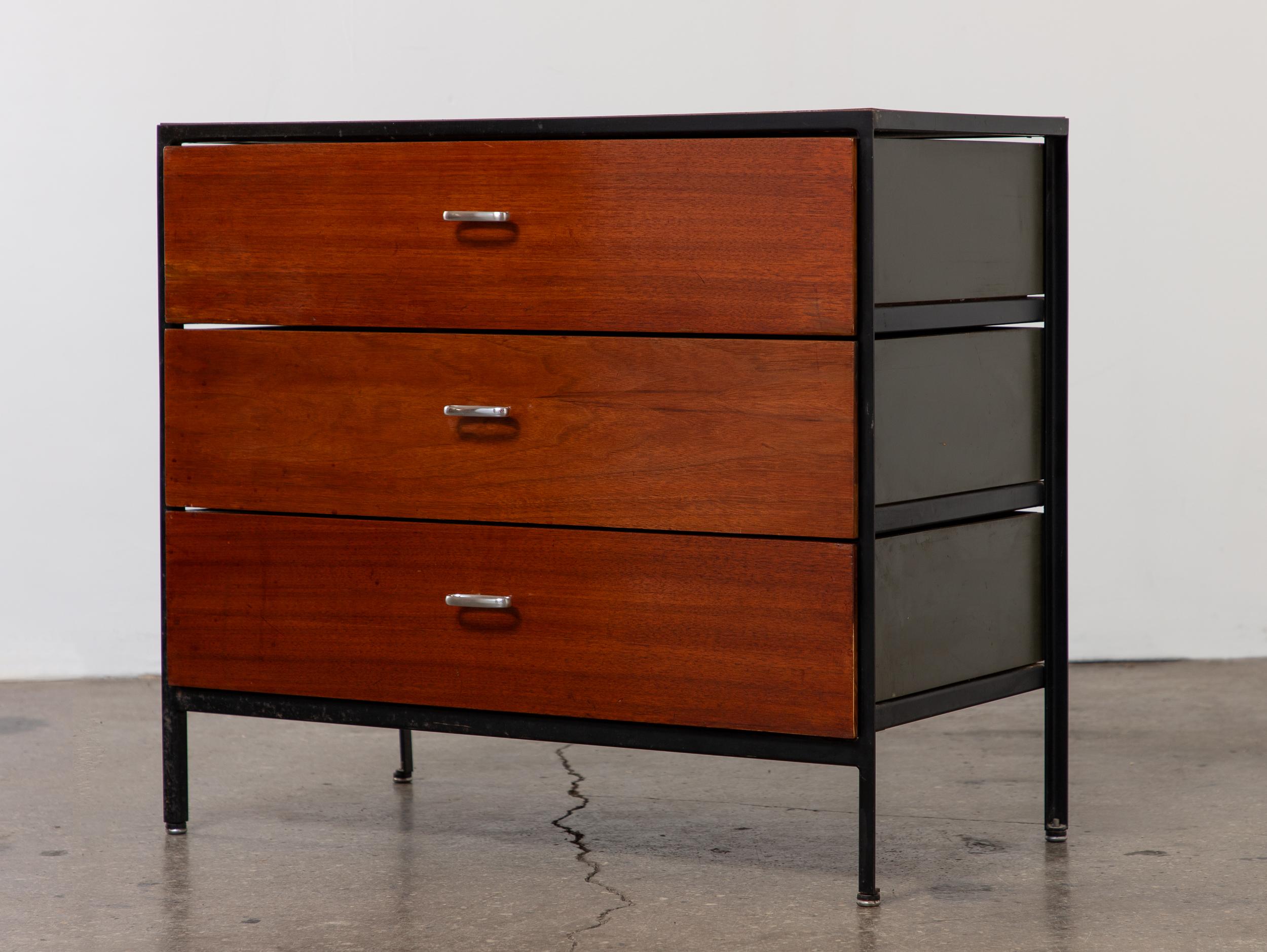 George Nelson per Herman Miller Comò con struttura in acciaio e legno di noce - Coppia in vendita 2