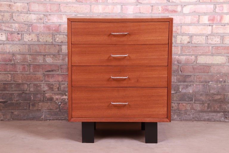 An exceptional Mid-Century Modern four-drawer dresser chest

By George Nelson for Herman Miller

USA, 1950s

Walnut, with black lacquered feet and original aluminum hardware.

Measures: 24