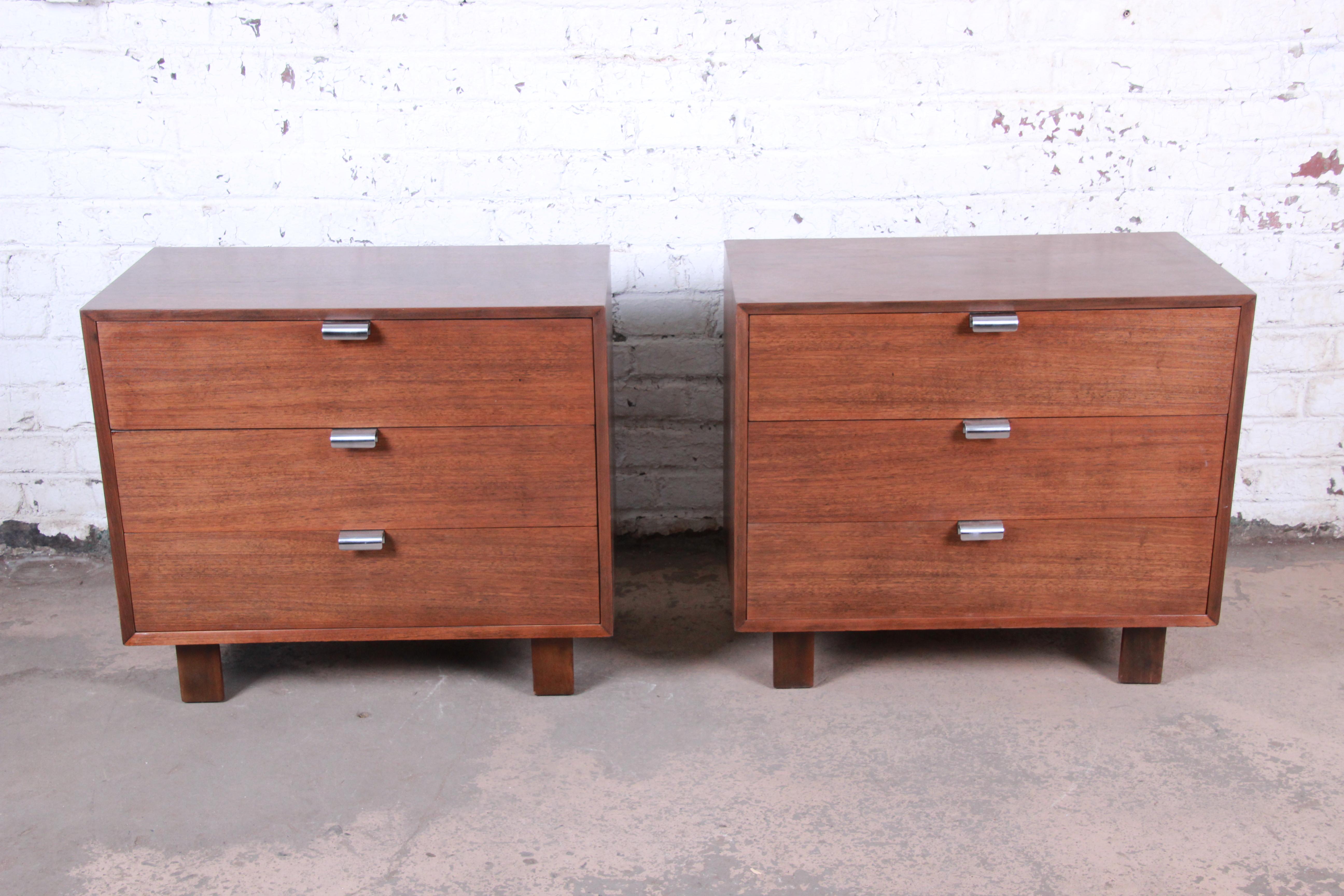 A Classic pair of Mid-Century Modern walnut three-drawer bachelor chests or bedside tables

By George Nelson for Herman Miller

USA, 1950s

Walnut and aluminum

Measures: 34