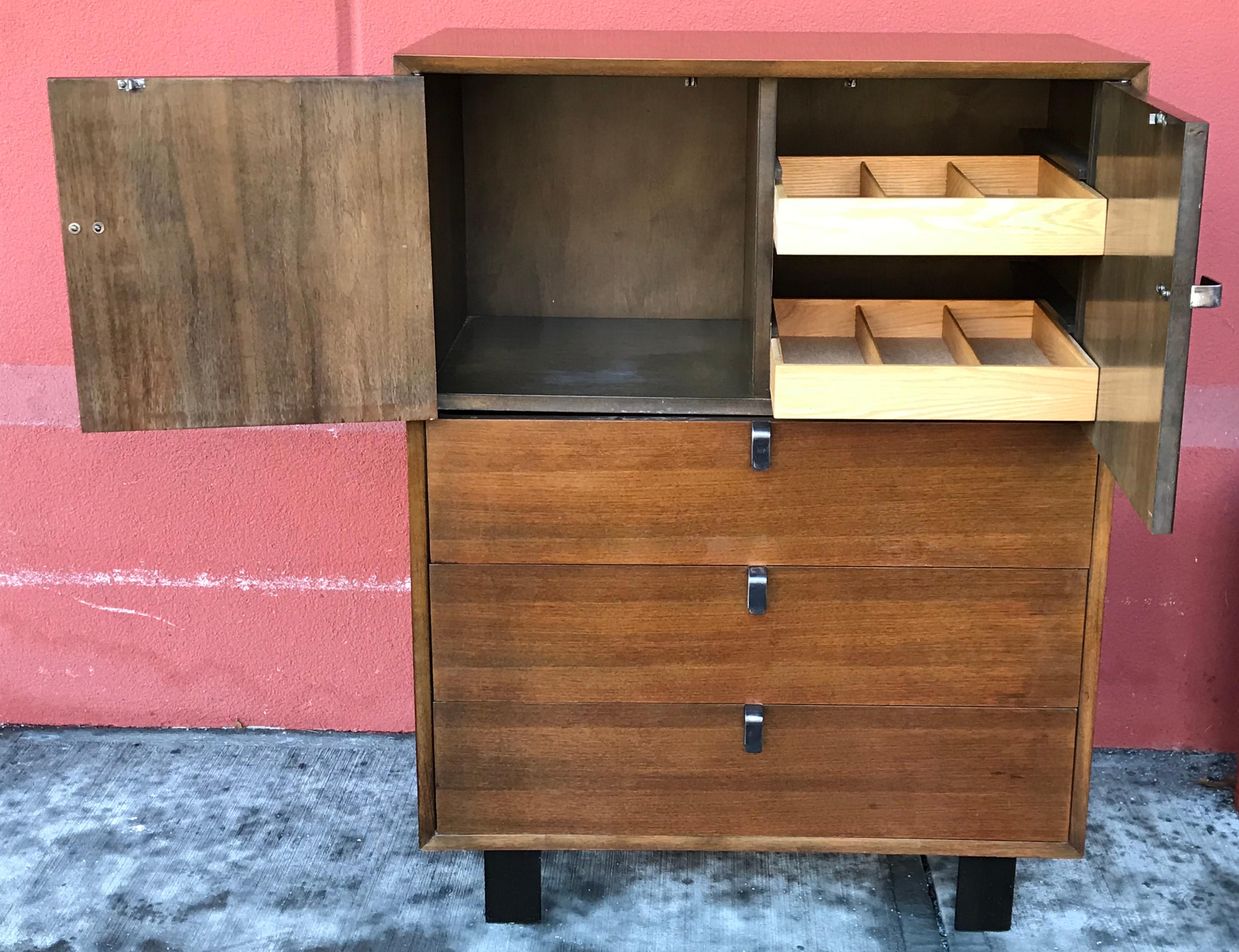 Mid-Century Modern Rare commode du milieu du siècle dernier de George Nelson pour Herman Miller, en noyer avec poignées en argent en vente