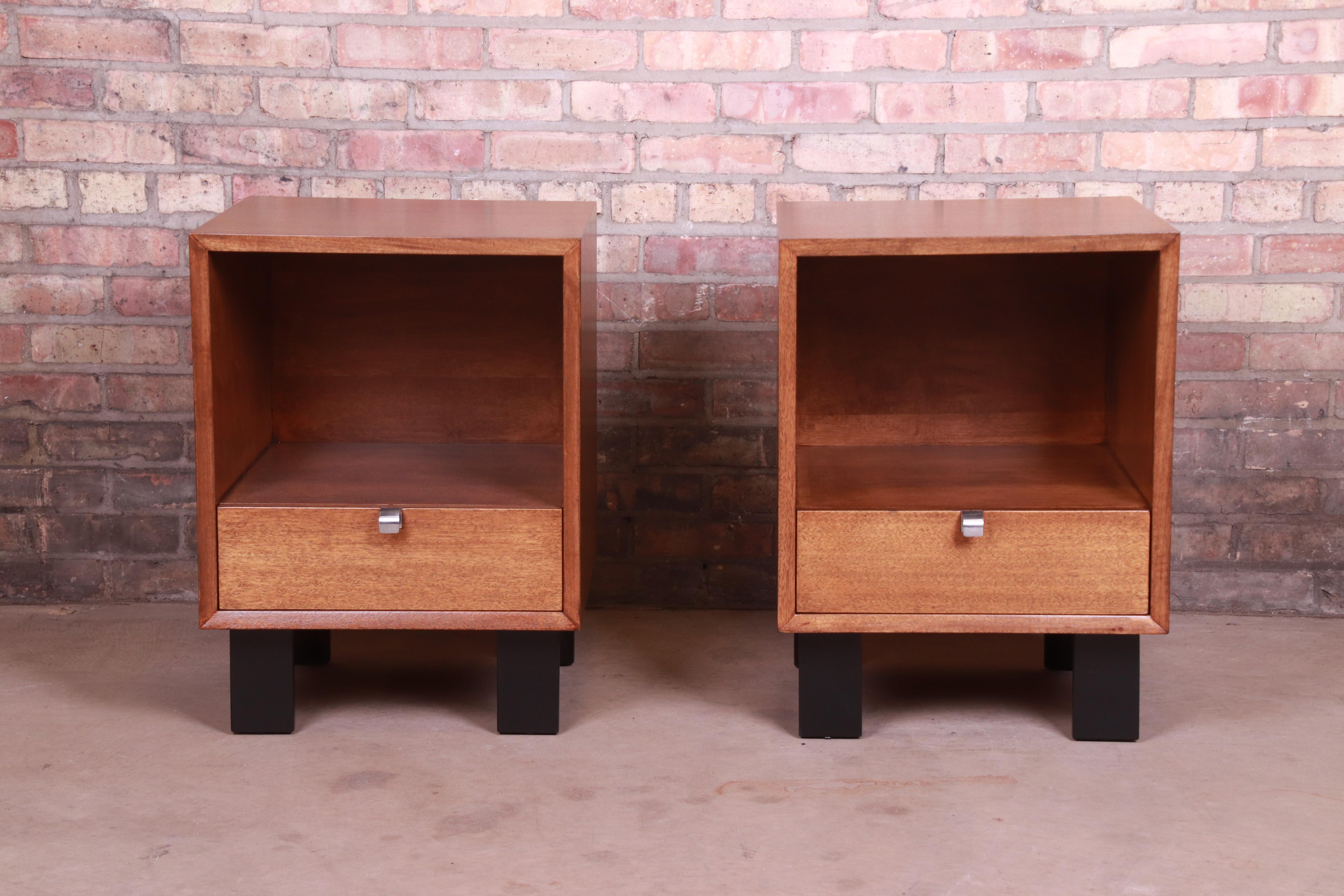 An exceptional pair of Mid-Century Modern nightstands

By George Nelson for Herman Miller

USA, 1950s

Walnut, with black lacquered feet and original aluminum hardware.

Measures: 17.88