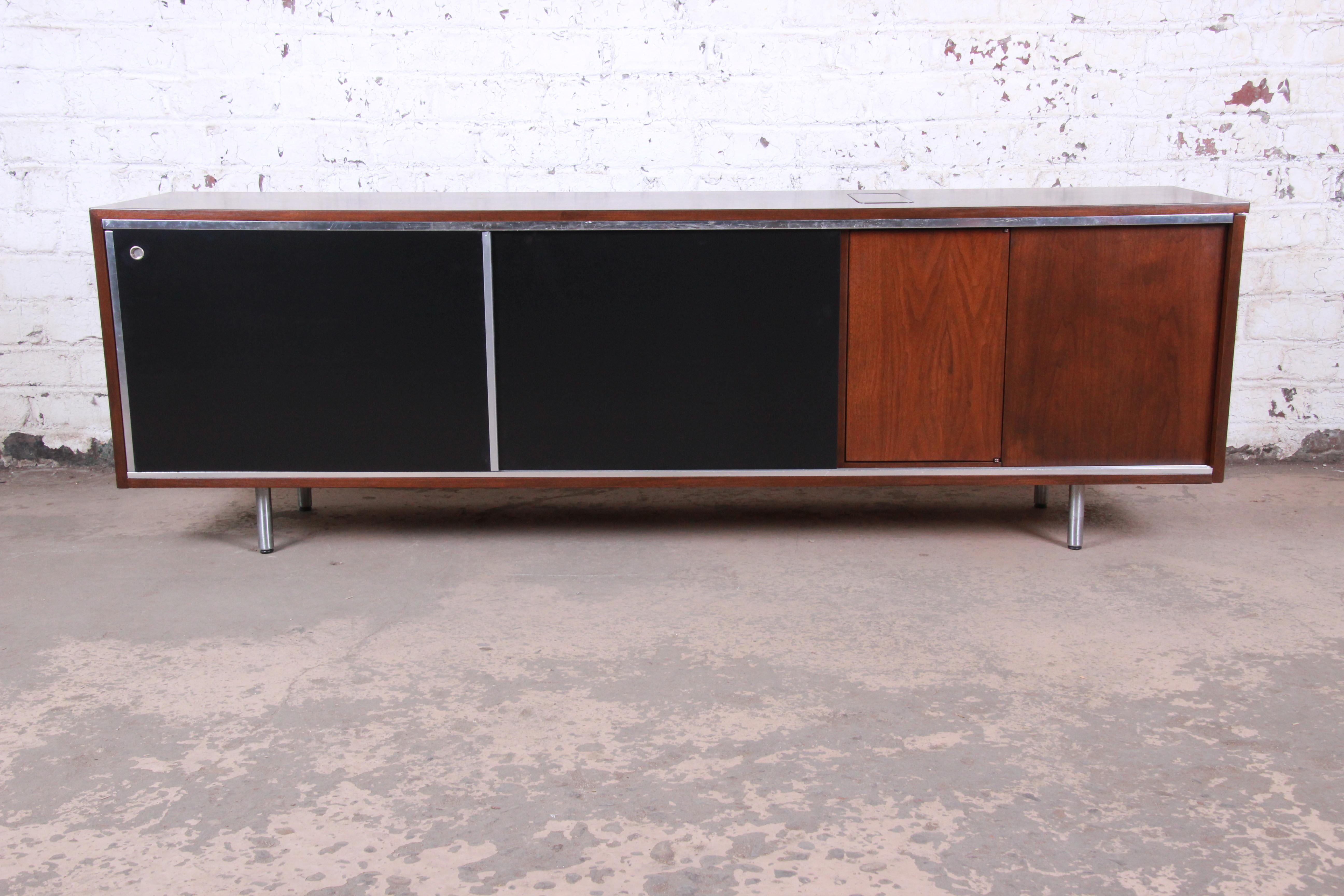 An exceptional Mid-Century Modern sideboard or credenza with a unique side cabinet and drop down trash bin

By George Nelson for Herman Miller

USA, 1950s

Walnut and aluminum

Measures: 80