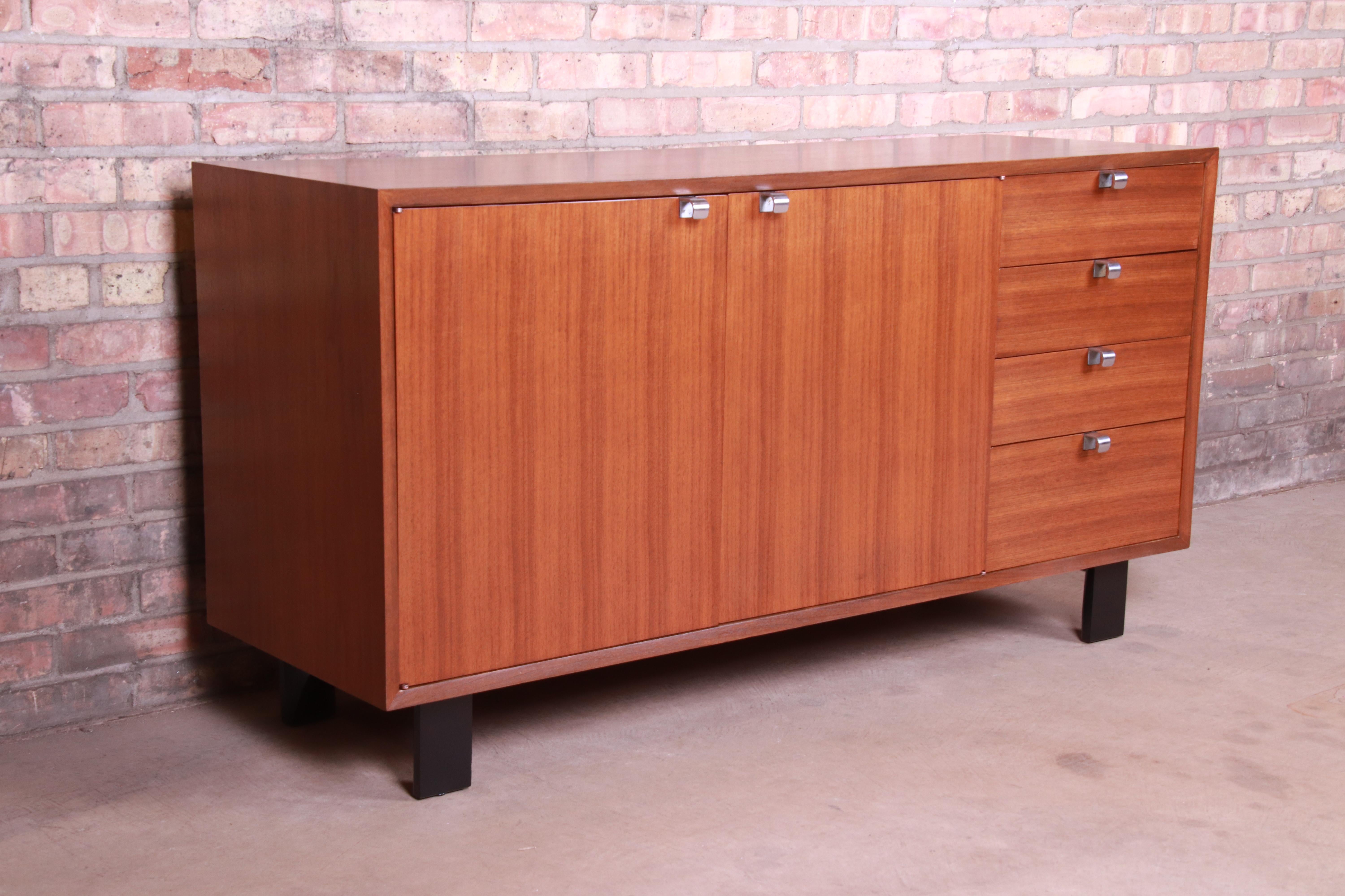 An exceptional Mid-Century Modern walnut sideboard, credenza, or bar cabinet

By George Nelson for Herman Miller

USA, 1950s

Walnut, with black lacquered feet and original aluminum hardware.

Measures: 56.25