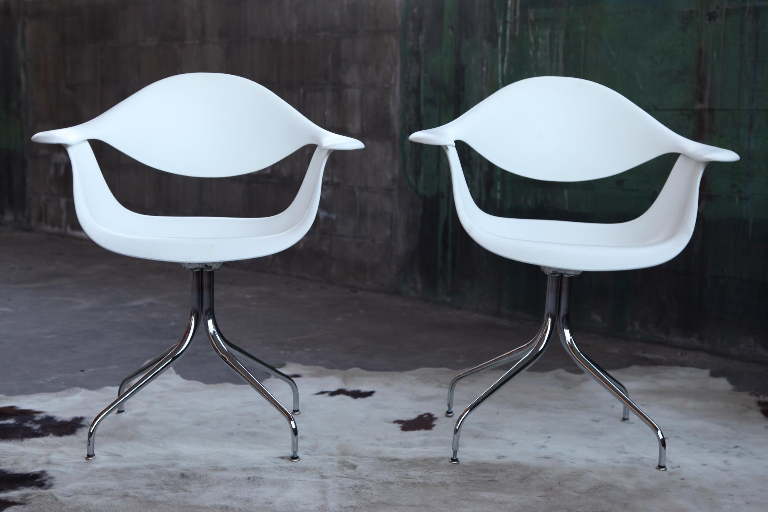 Absolutely stunning gorgeous and iconic George Nelson Herman Miller Swag chair in white. Originally c.1950s. This chair is an authentic Herman Miller stamped modern production of this incredible chair.

Stylish Swag Leg chair designed by George