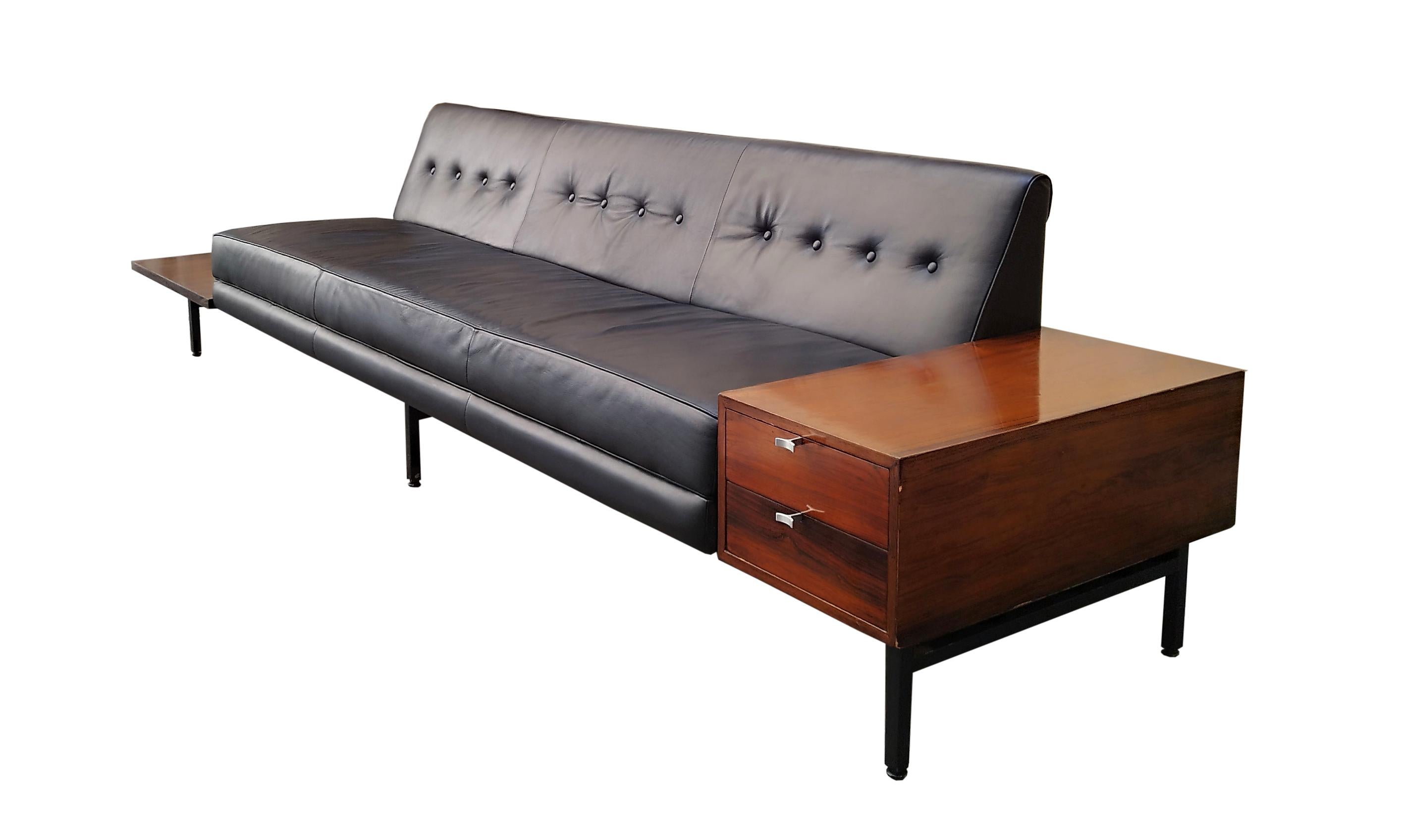 Modulares 3-Sitzer-Sofa, entworfen von George Miller im Jahr 1956. Das Sofa enthält ein System von Modulen, die Ihnen erlauben, die Sitzanordnung zu wählen, der Couchtisch und die Kommode sind aus Holz, während der Sitz aus schwarzem Leder ist,