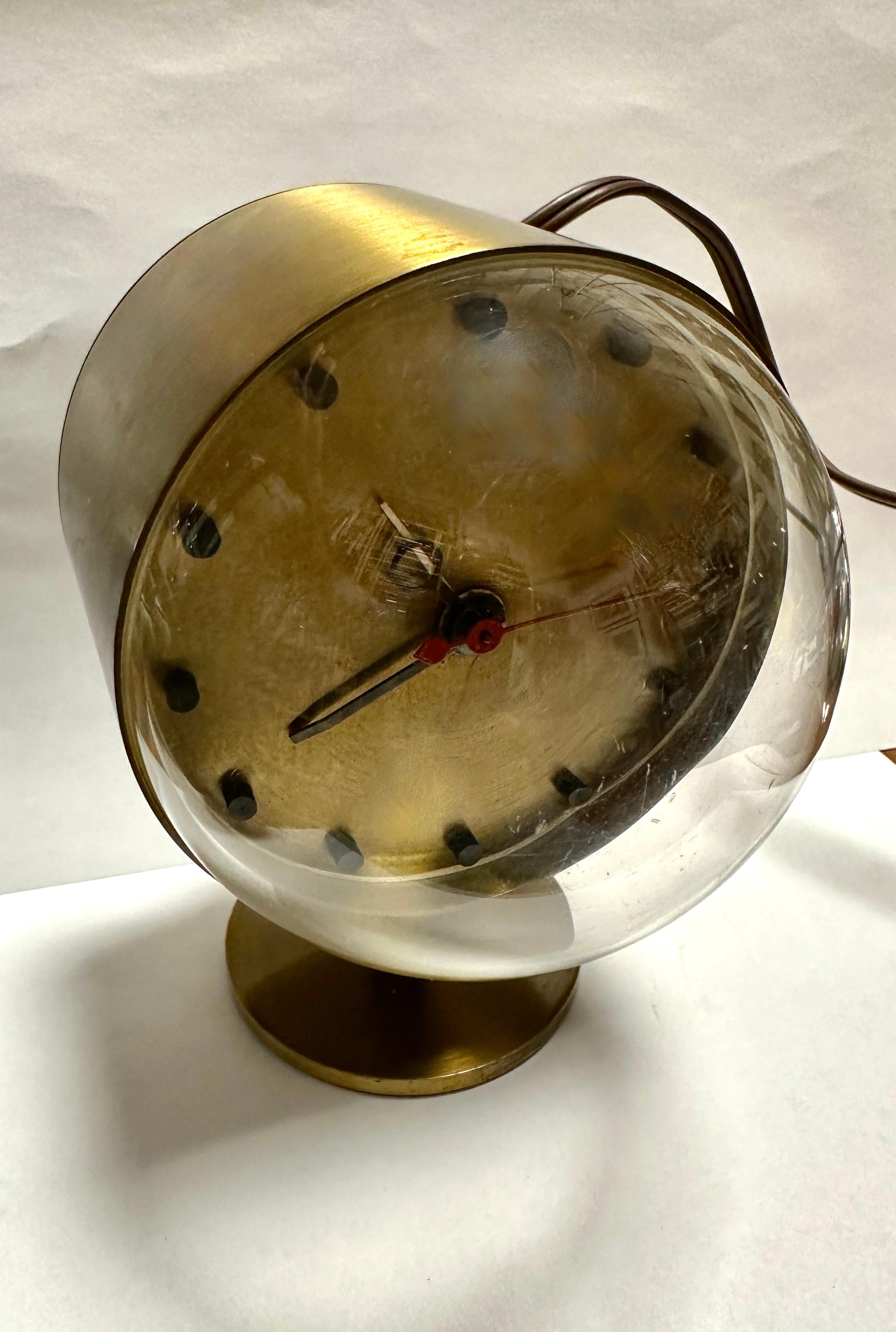 Une belle horloge vintage mid century modern George Nelson for Howard Miller 4766 en état de marche. L'horloge dispose d'une fonction d'alarme qui fonctionne également. L'horloge porte une étiquette Treadway Toomey Auction provenant d'une vente aux