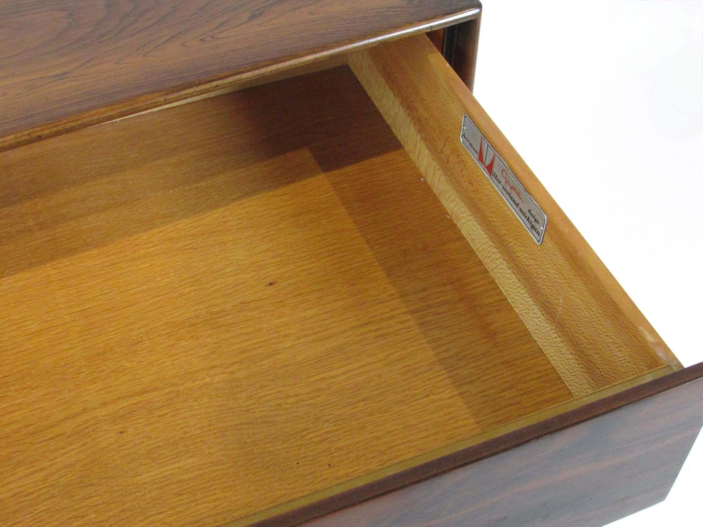 20ième siècle George Nelson Herman Miller Rosewood Thin Edge Eight Drawer Dresser (commode à huit tiroirs) en vente