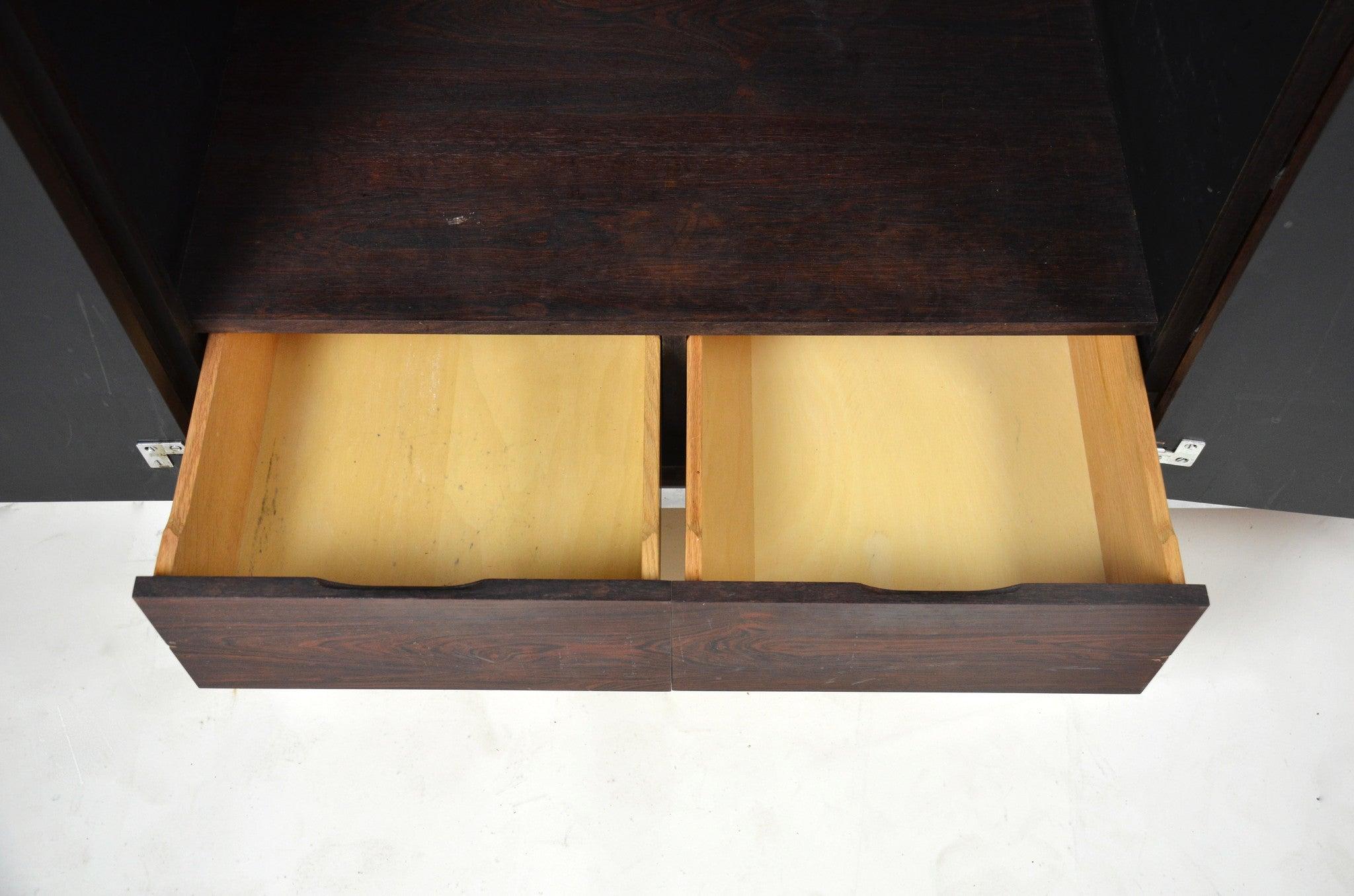 Up&Up est un rare meuble à bords fins en bois de rose George Nelson pour Herman Miller. Le meuble semble avoir été conçu à l'origine pour abriter des bouteilles et servir de buffet. Il semble qu'il puisse également être utilisé à d'autres fins. Quoi