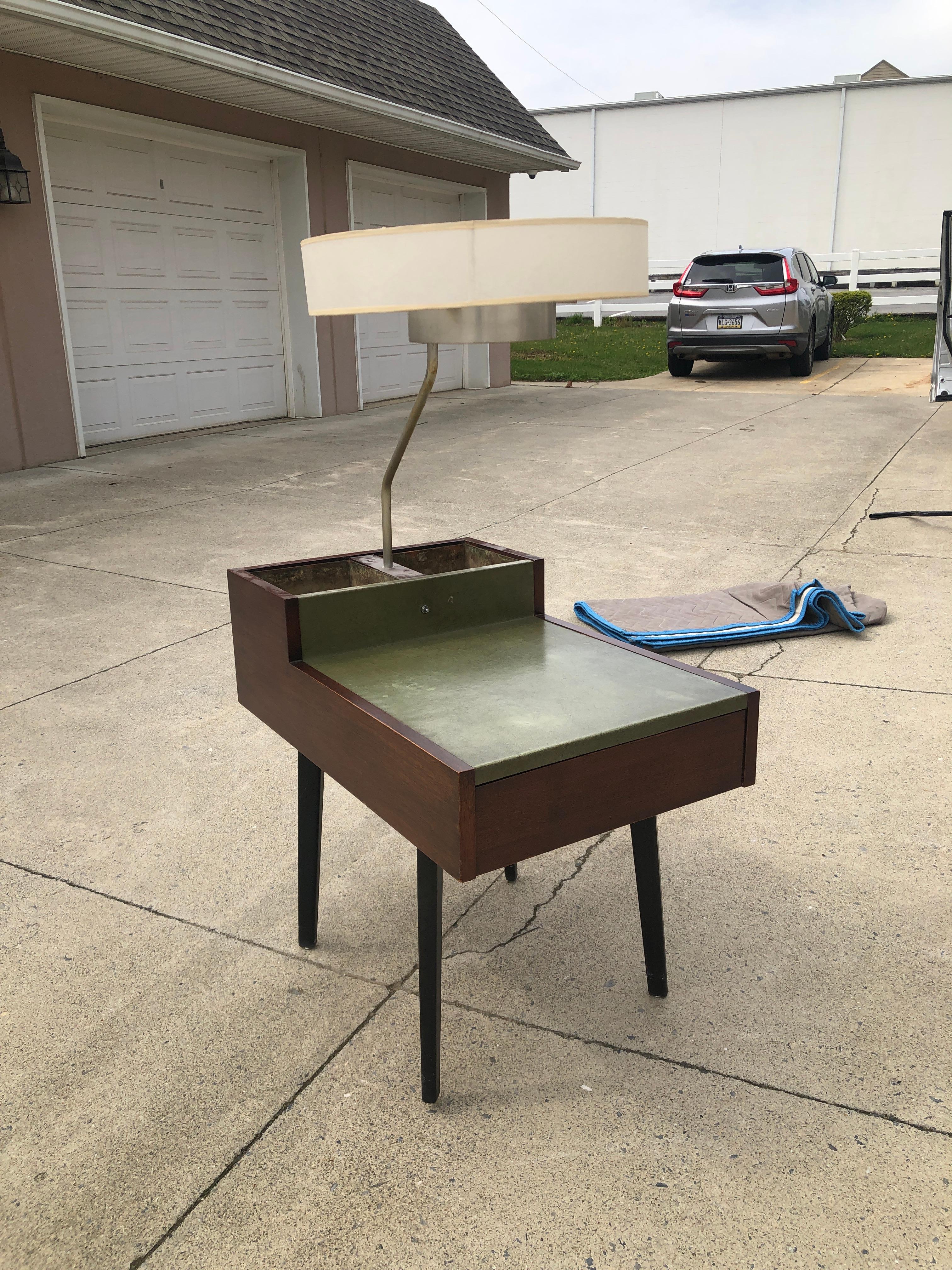 Mid-Century Modern George Nelson Herman Miller Walnut Planter Lamp Table Model 4634-L For Sale