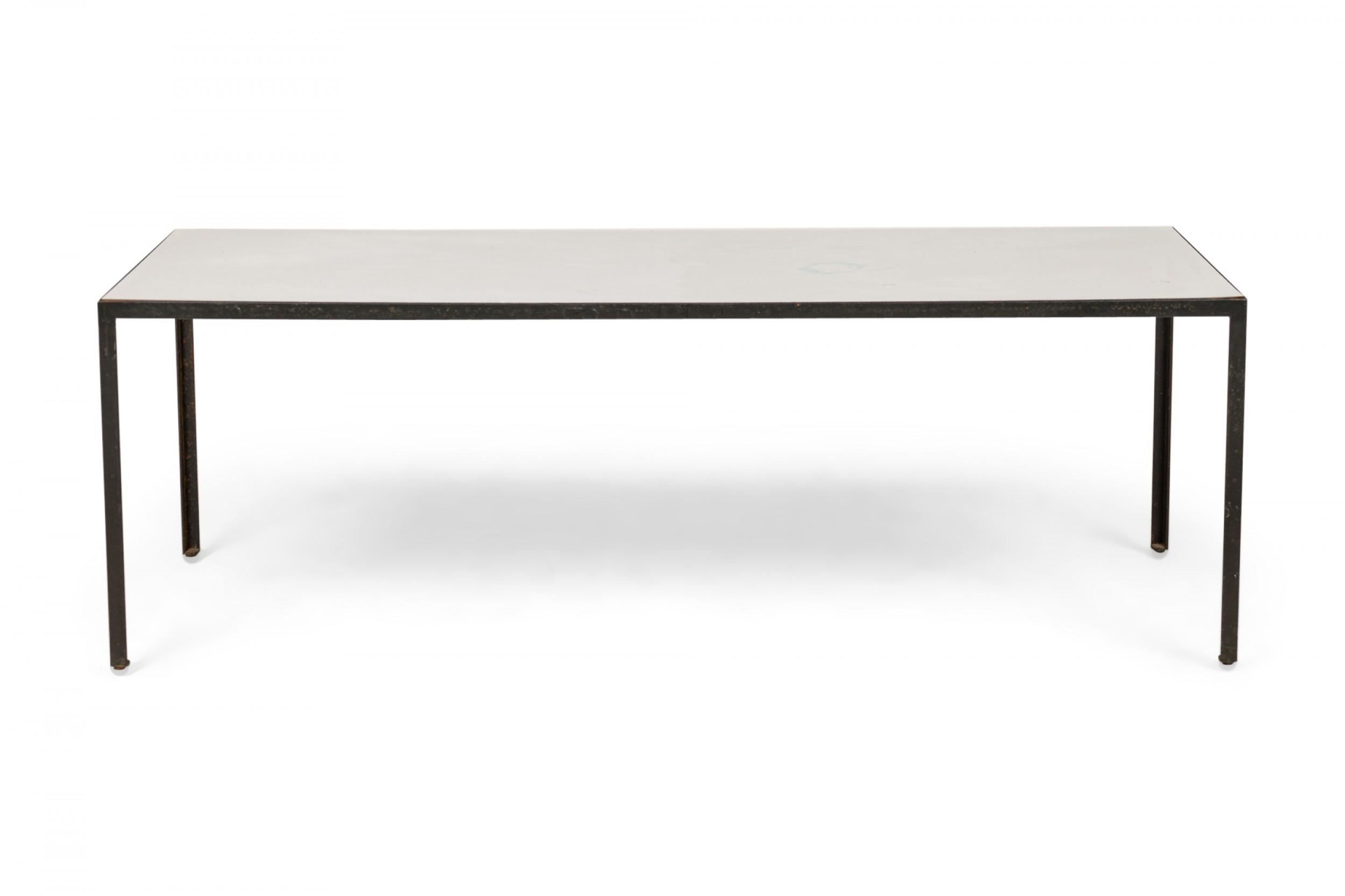 Table basse / cocktail rectangulaire de style américain Mid-Century avec un plateau en stratifié blanc reposant sur une base minimaliste en acier noir. (GEORGE NELSON / HERMAN MILLER)

