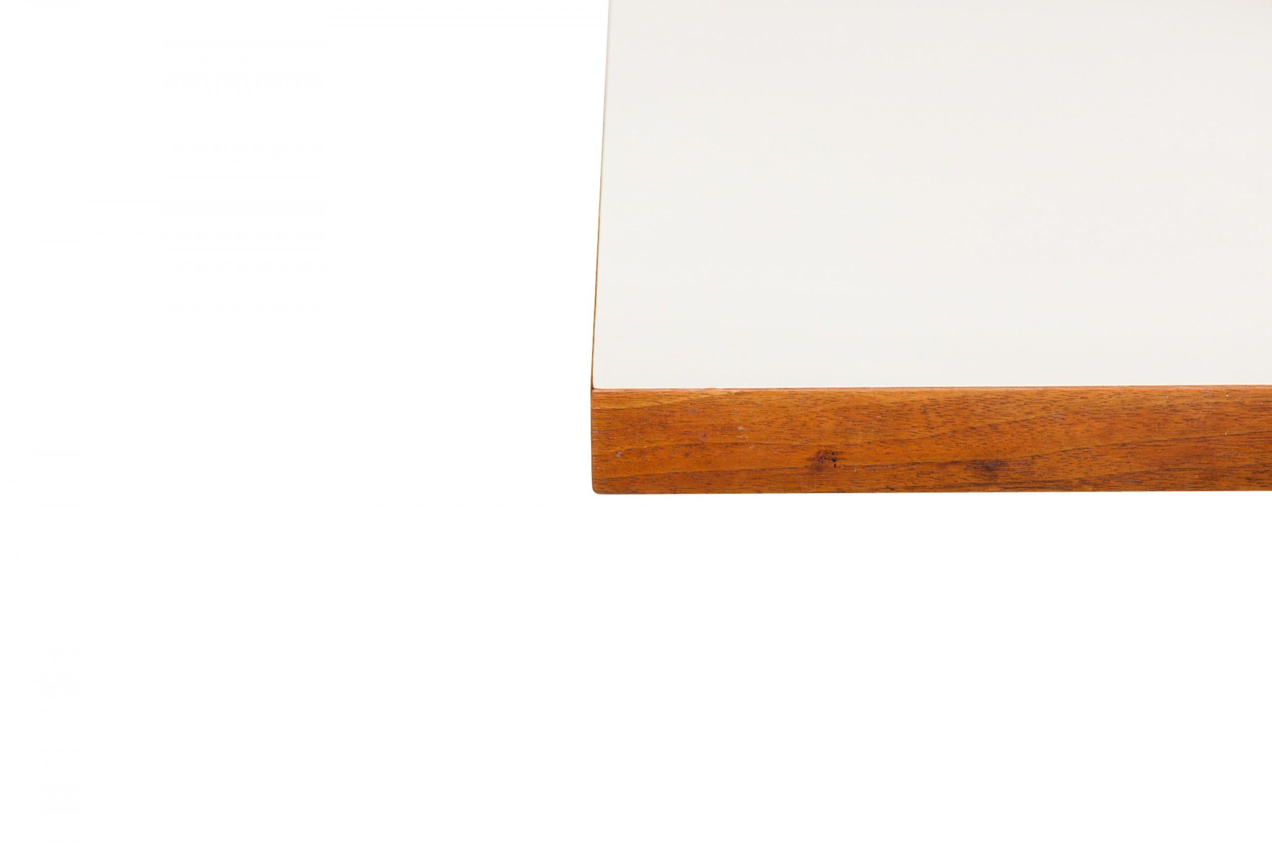 20ième siècle Table de salle à manger rectangulaire en stratifié blanc et acier George Nelson/Herman Miller en vente
