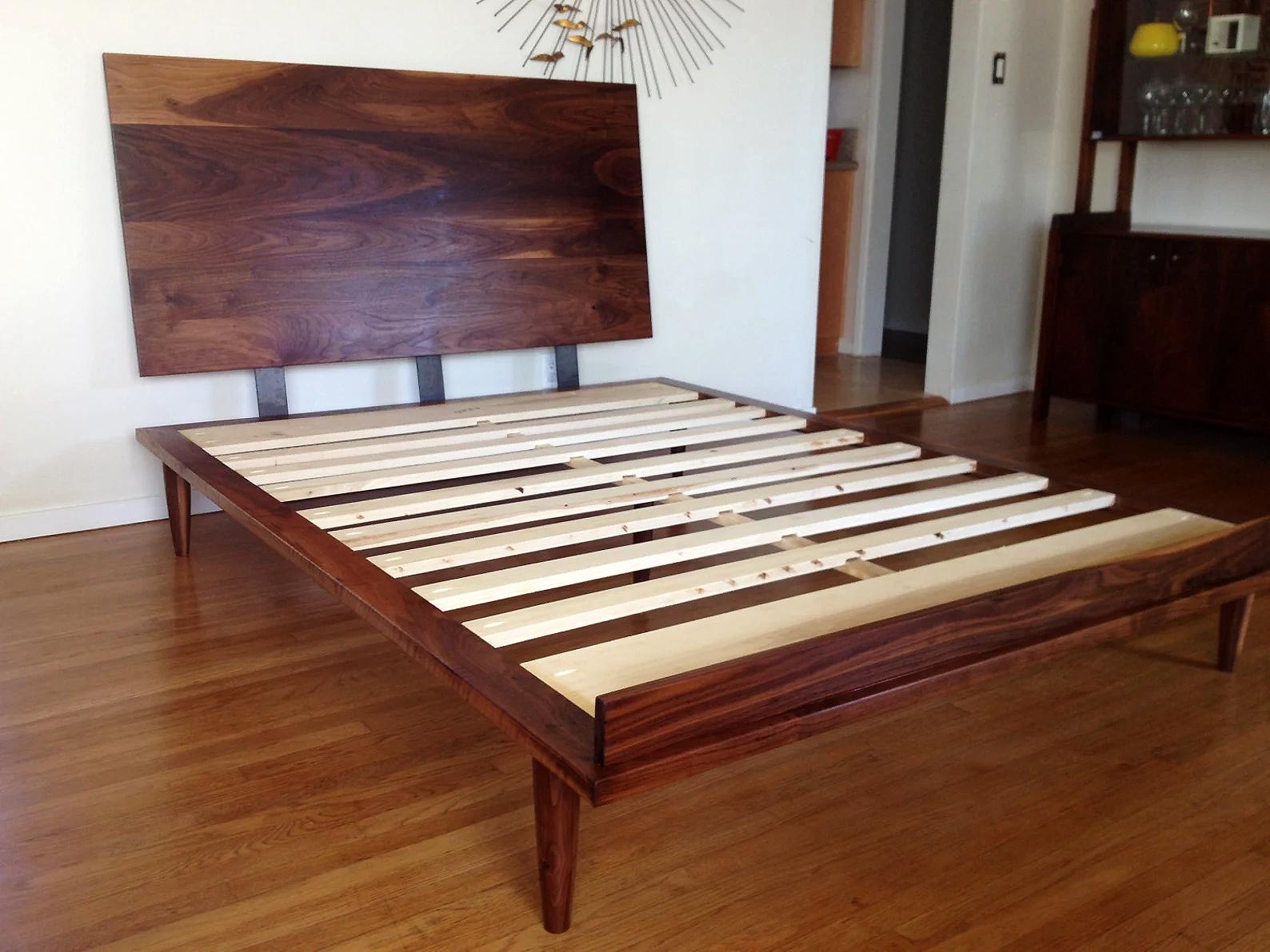 George Nelson inspiriertes Bett, Mid-Century Modern, Kommode aus massivem Nussbaumholz, Cal King (Moderne der Mitte des Jahrhunderts) im Angebot