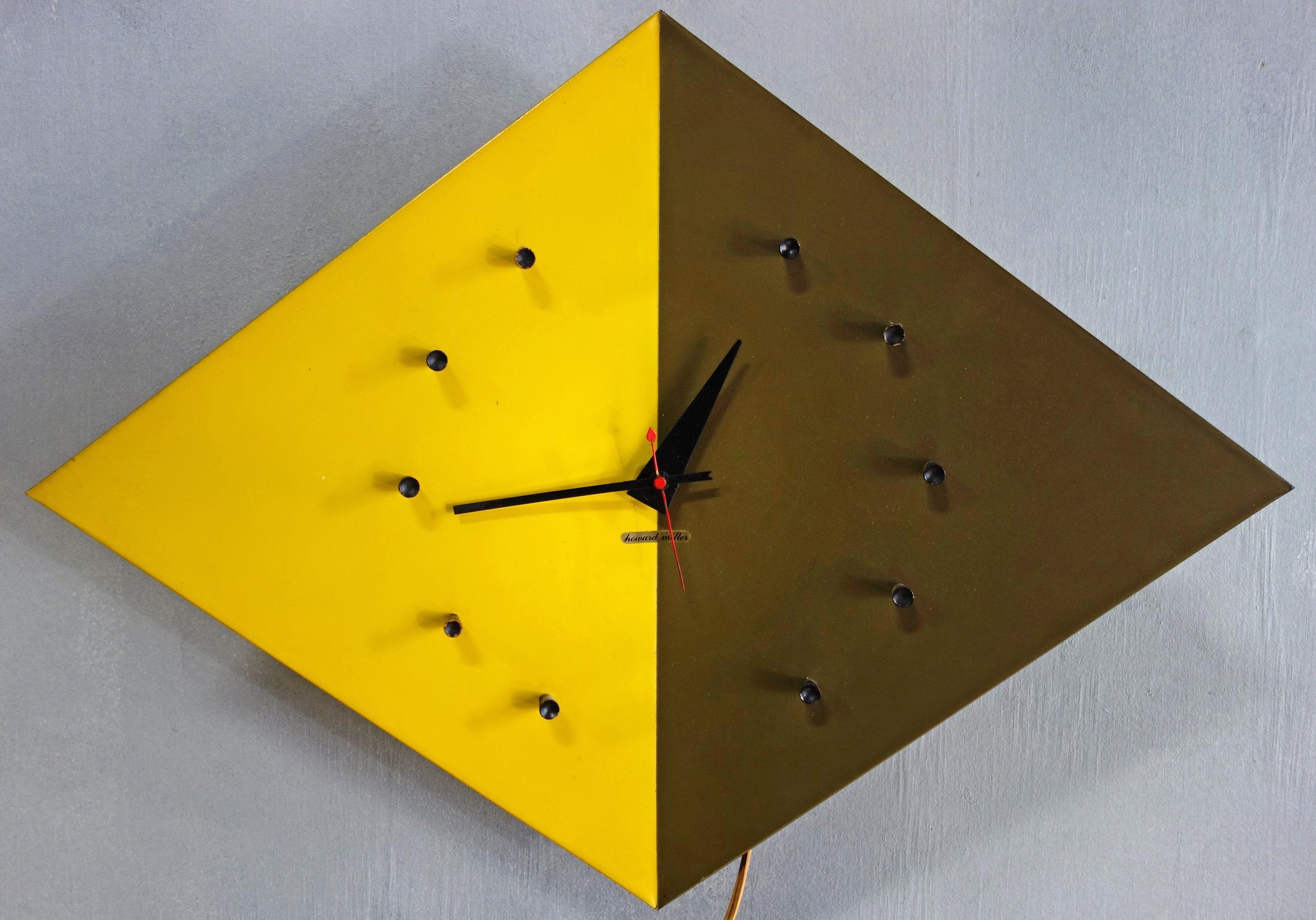 For your consideration is an original kite wall clock in the rare color combination. Model 2201B. The clock still retains original Howard Miller logo on front an reverse. In nearly perfect vintage condition an in working order.