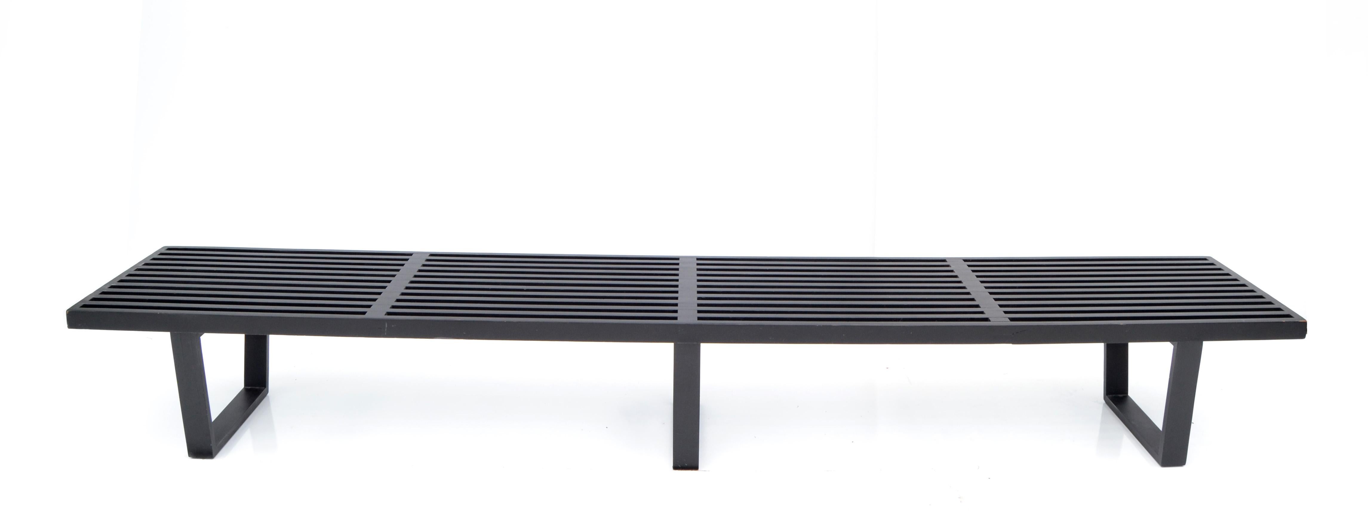 Original George Nelson early long slat bench aus ebonisiertem Birkenholz, entworfen in den 1950er Jahren und hergestellt von Herman Miller.
Hervorragend geeignet für eine Flurbank, auf der die Kinder Schuhe und Kleidung wechseln können, oder sogar