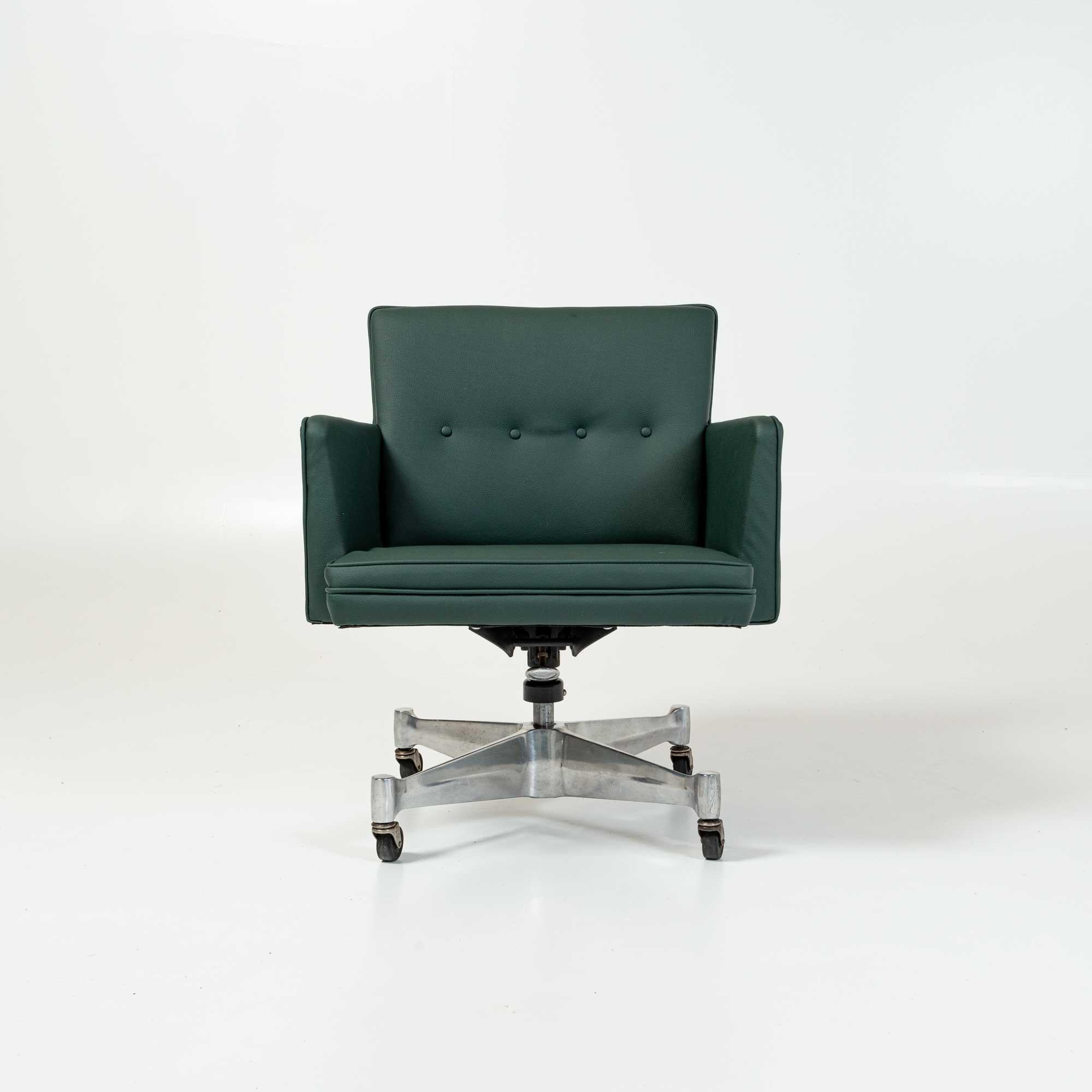George Nelson & Associate was one the driving force for the revolutionary of Office space furniture in the 50s and 60s. Between 1955 and 1964, the group came up with some of the most iconic design of the Mid-Century Modern era such as the CSS