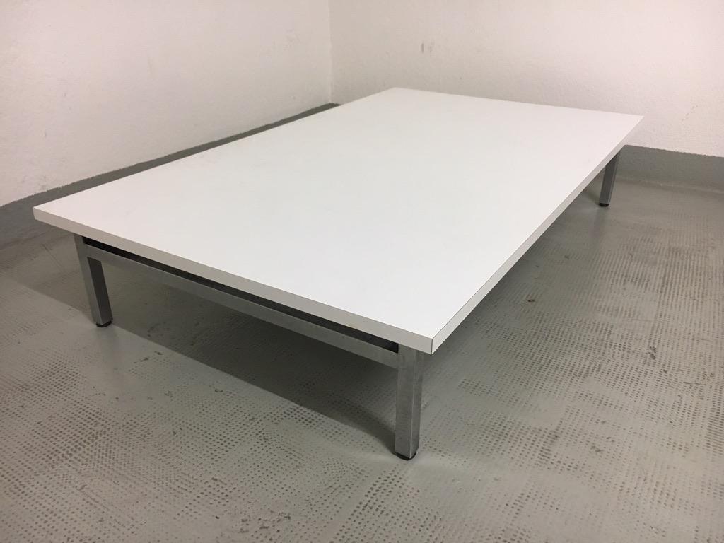 Table basse en stratifié blanc et pieds chromés par George Nelson pour Herman Miller circa 1960s
Mesures : L 150 x P 70 x H 20 cm.