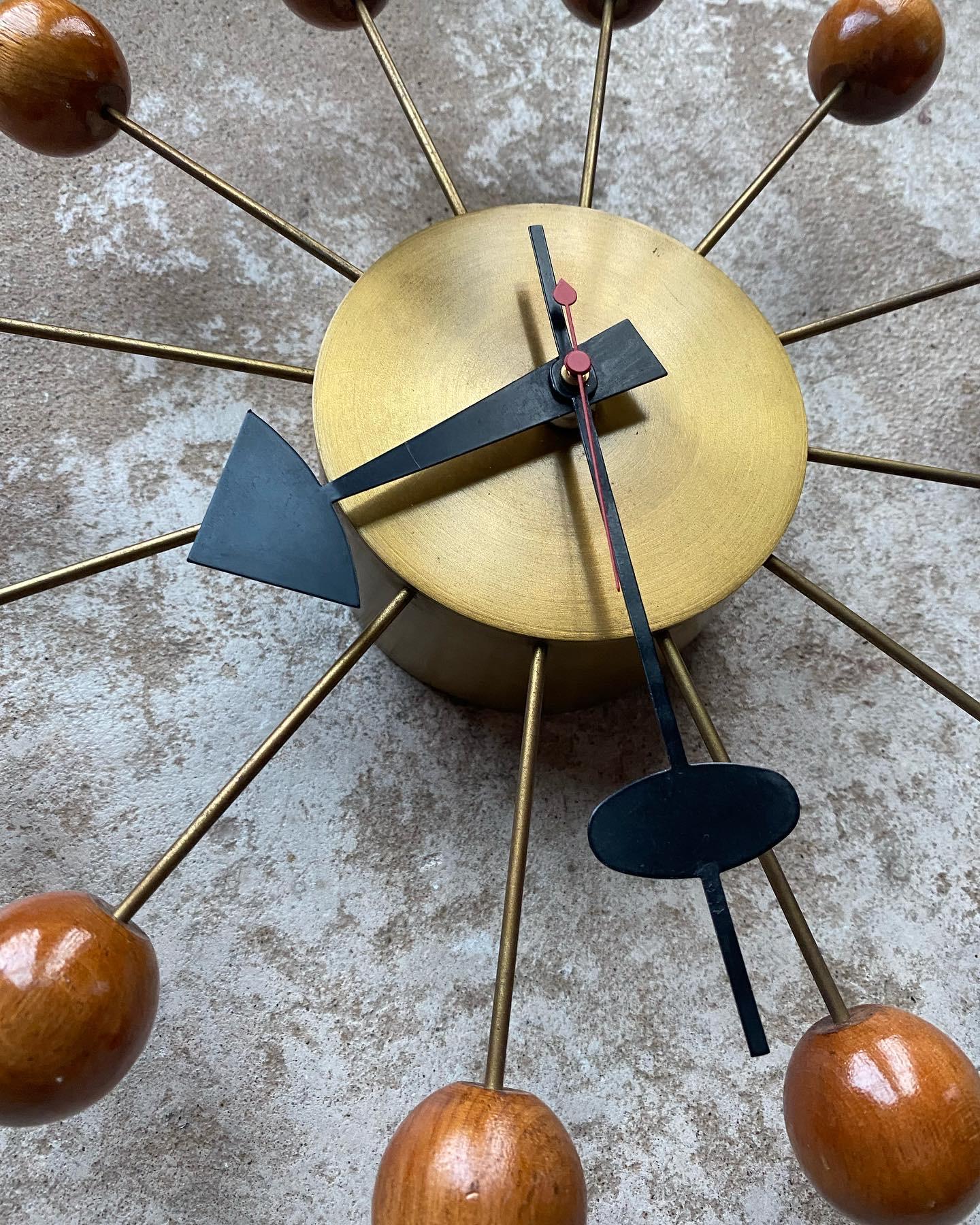 Américain George Nelson Mid Century Ball and Ball Clock en laiton et Wood Wood en vente