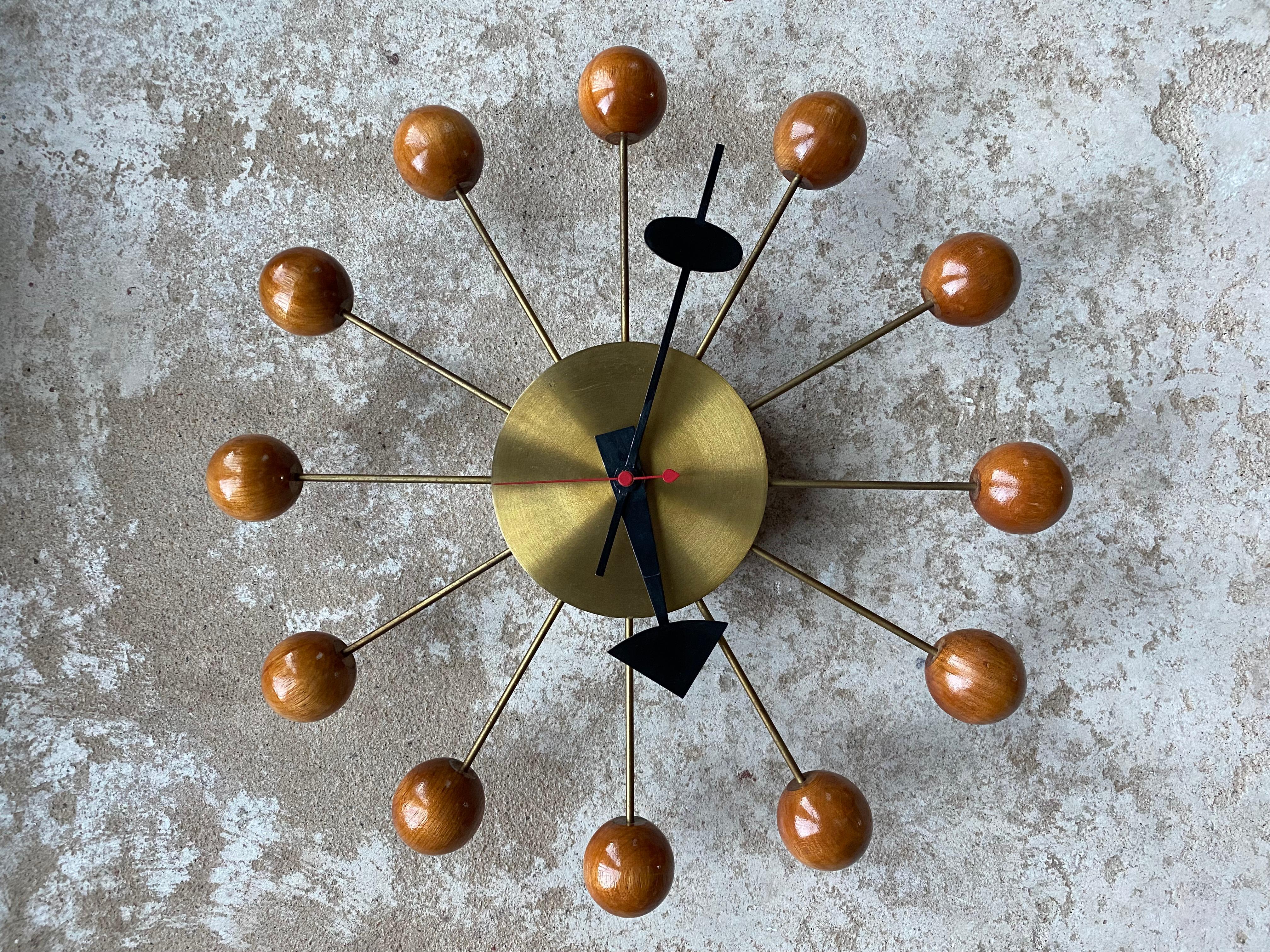 George Nelson Mid Century Ball and Ball Clock en laiton et Wood Wood Bon état - En vente à Weesp, NL