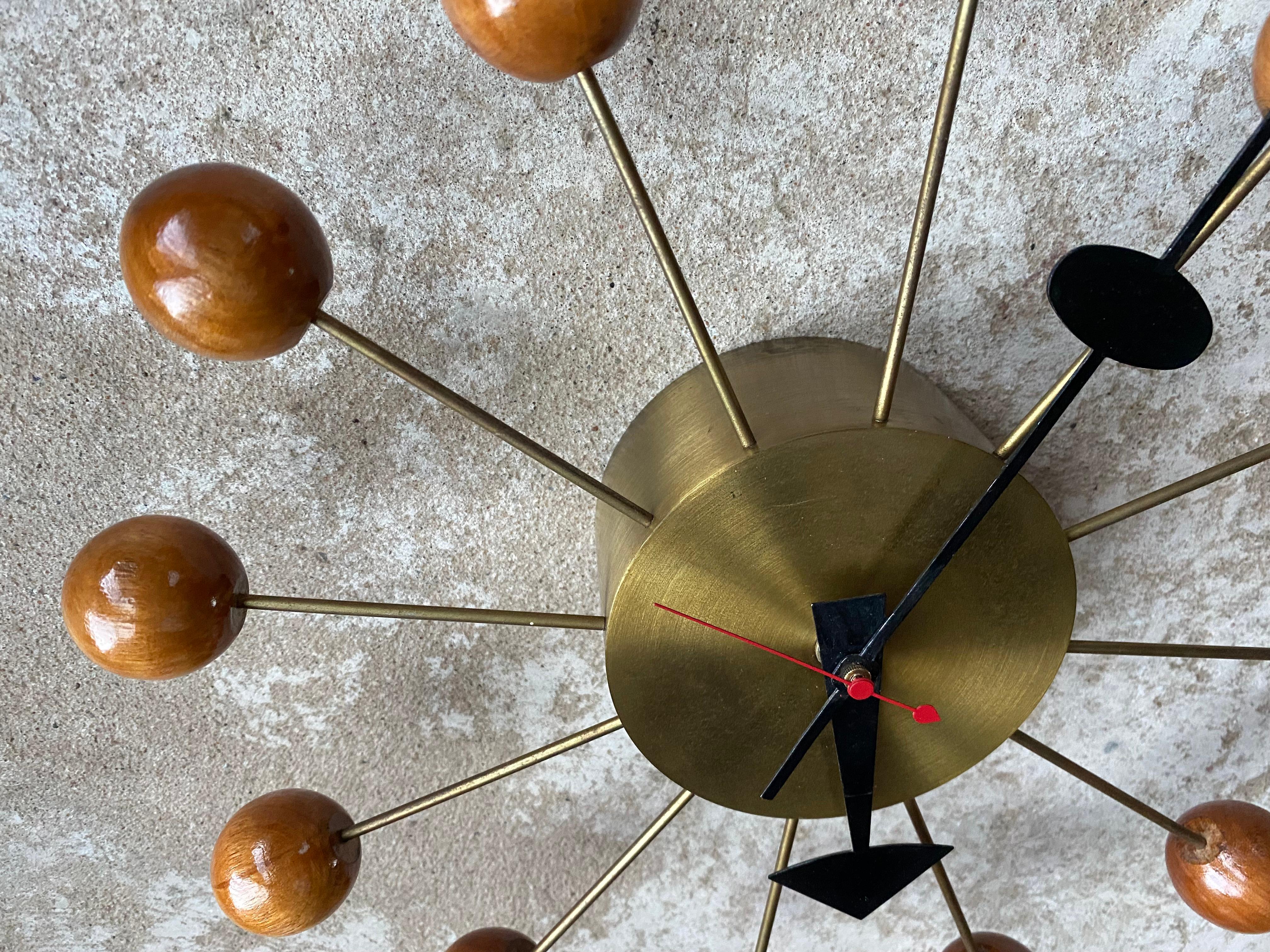 George Nelson Mid Century Ball Clock in Brass and Wood In Good Condition For Sale In Weesp, NL