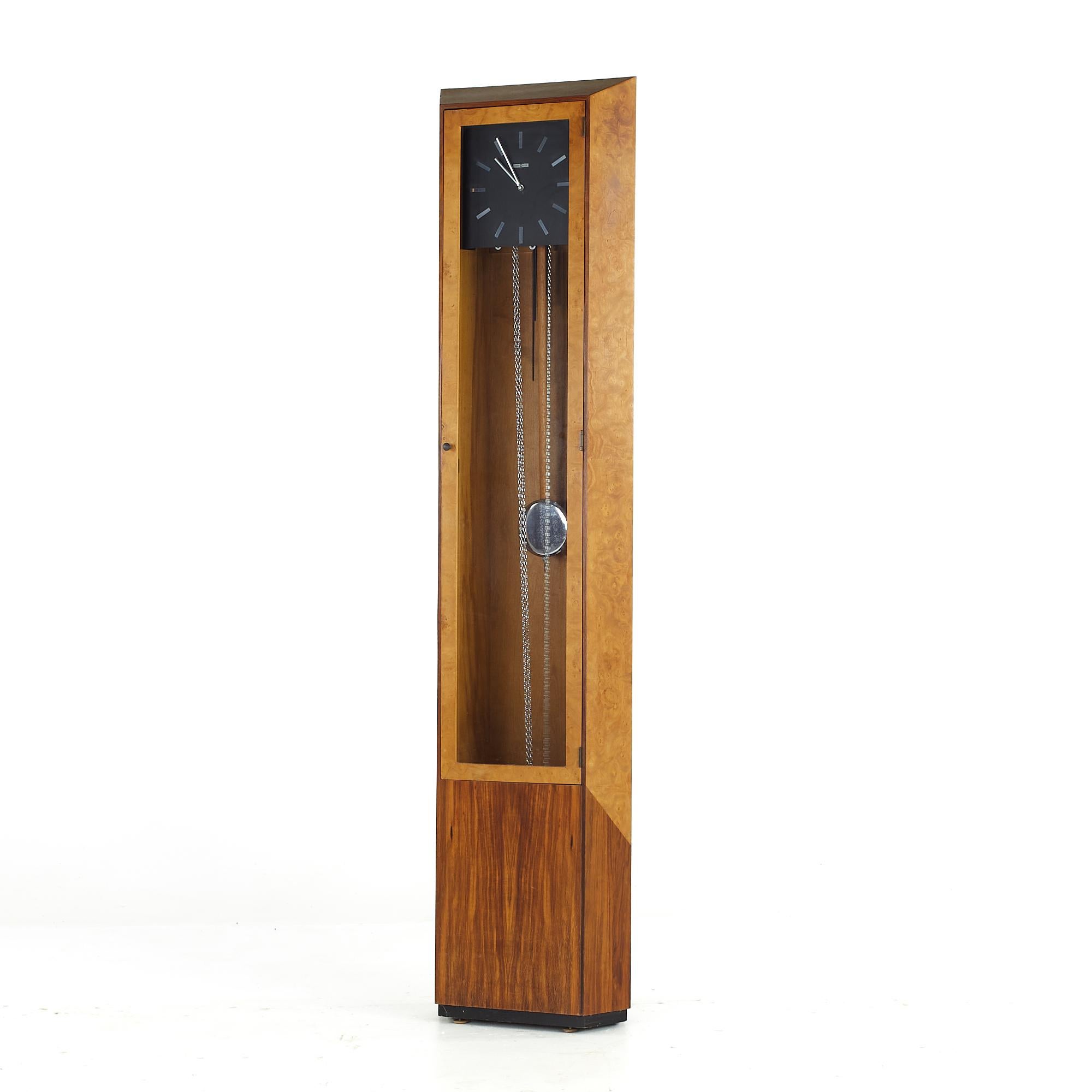 Mid-Century Modern Horloge grand-père George Nelson du milieu du siècle en bois de bourgogne et palissandre en vente