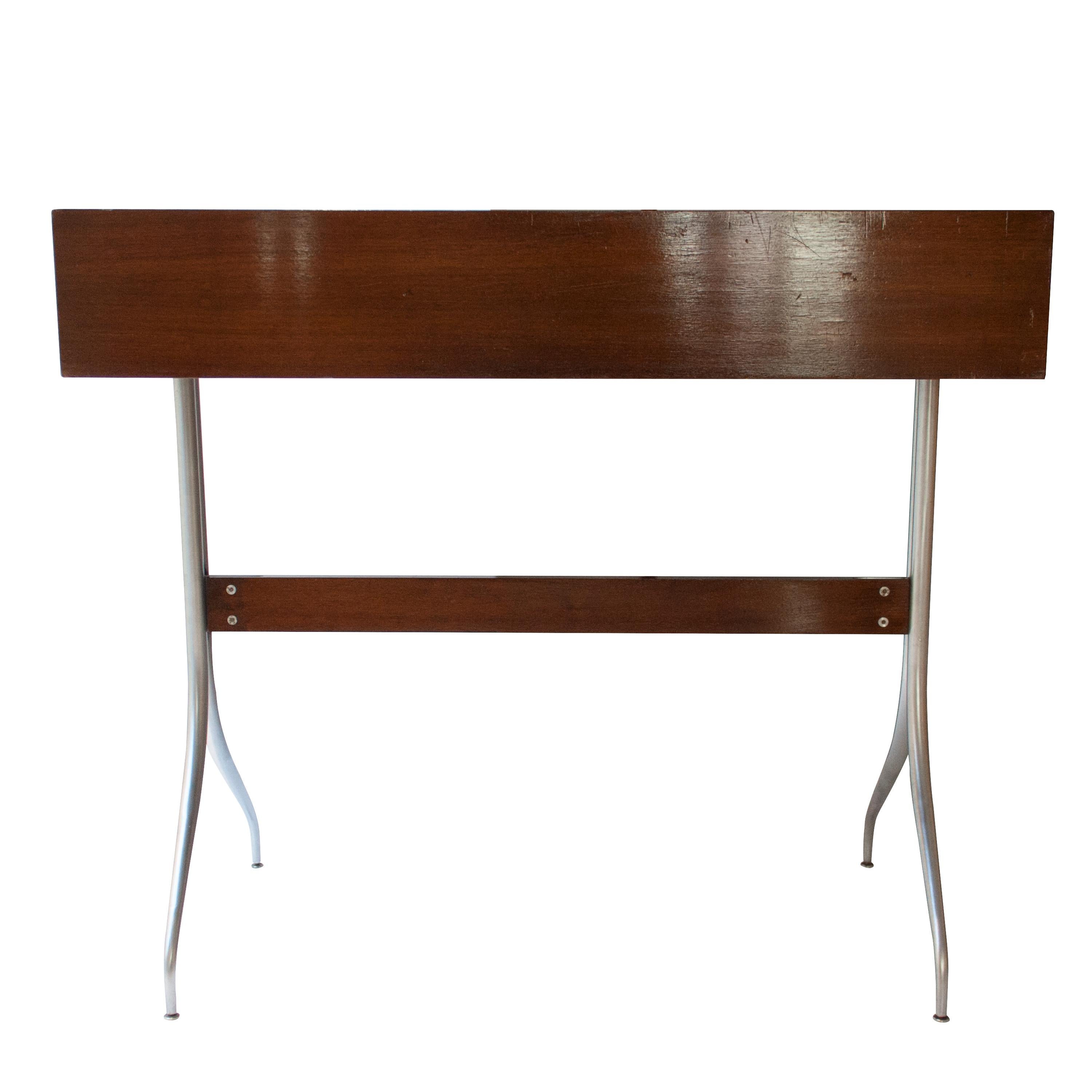 Original modern desk composed of a table with 4 compartments and 2 hidden drawers over a swag leg steel structure. Design by George Nelson for Herman Miller in the 50's.

Extra meassurents: height to desk top 76 cm and depth untill compartments