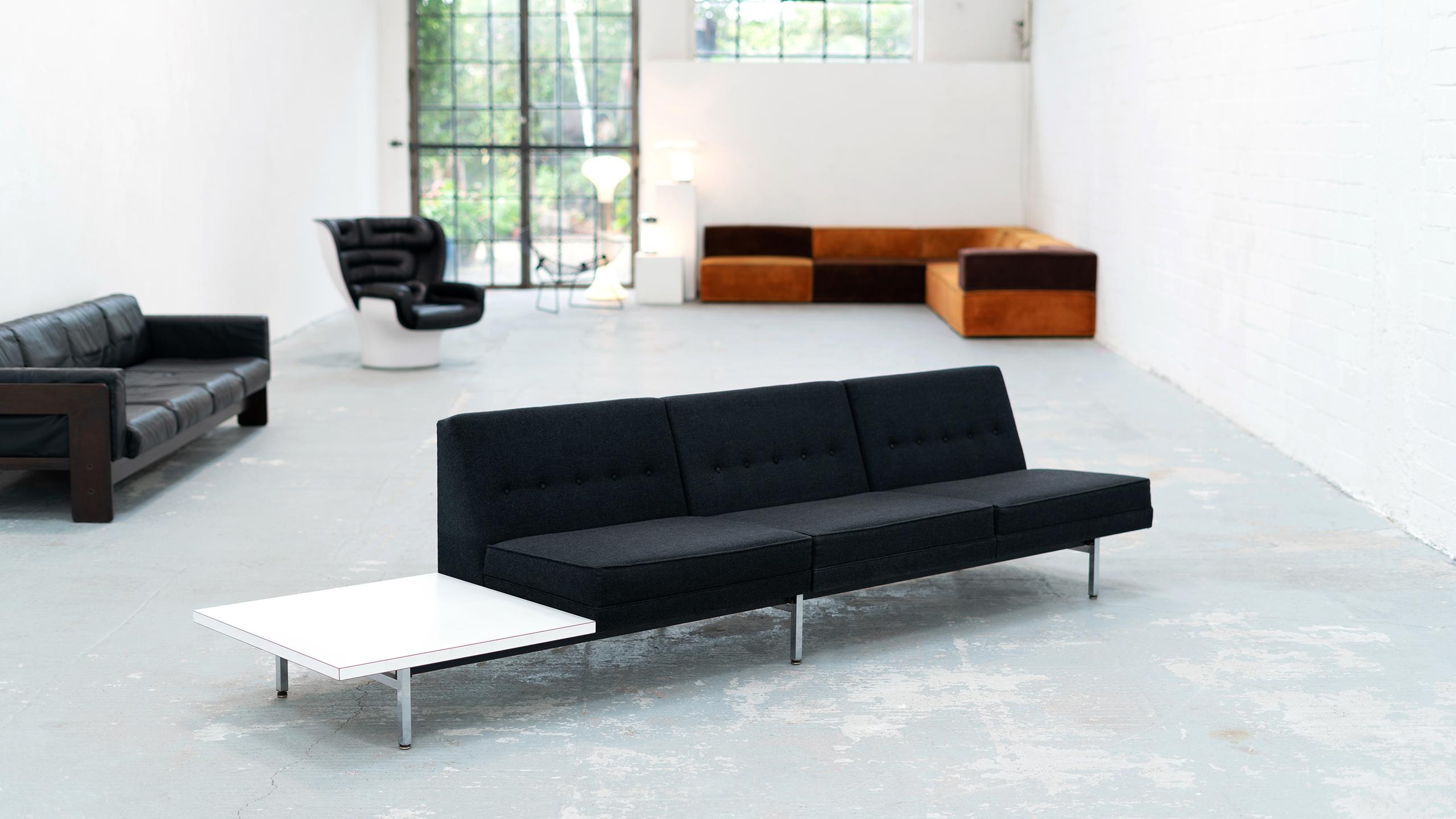 George Nelson for Herman Miller, 1960s, United States.

Very fine Modular §seater sofa by George Nelson (1908-1986) for Herman Miller.
This sofa has a metal frame with square chrome-plated legs, the tufted back has some traits of Classic