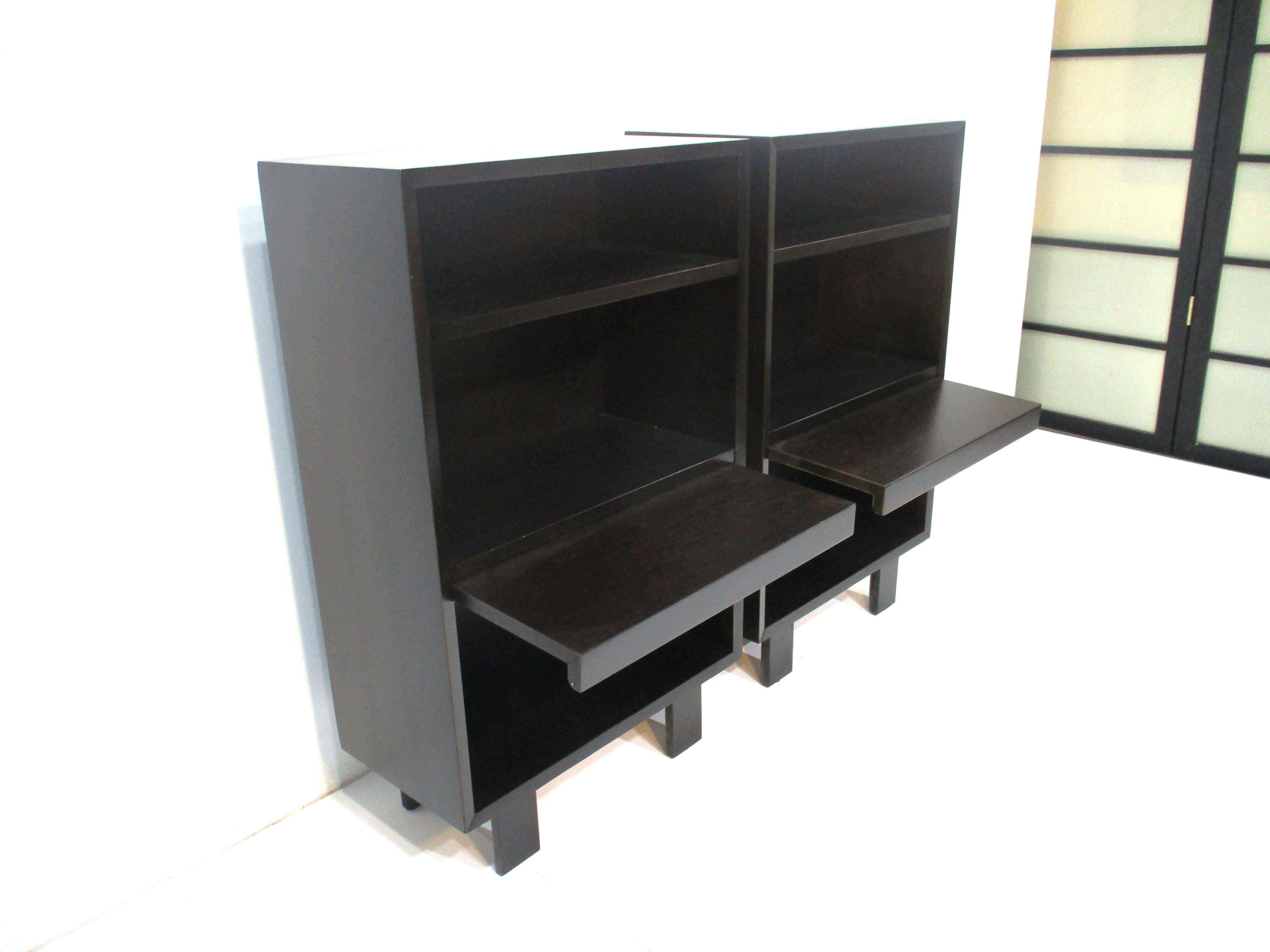 Coppia di comodini di metà secolo in tonalità ebano scuro con comodino estraibile e libreria superiore e inferiore. Un primo disegno di George Nelson della sua collezione Basic Cabinet # 4708 prodotta dall'azienda di arredamento Herman Miller. Le