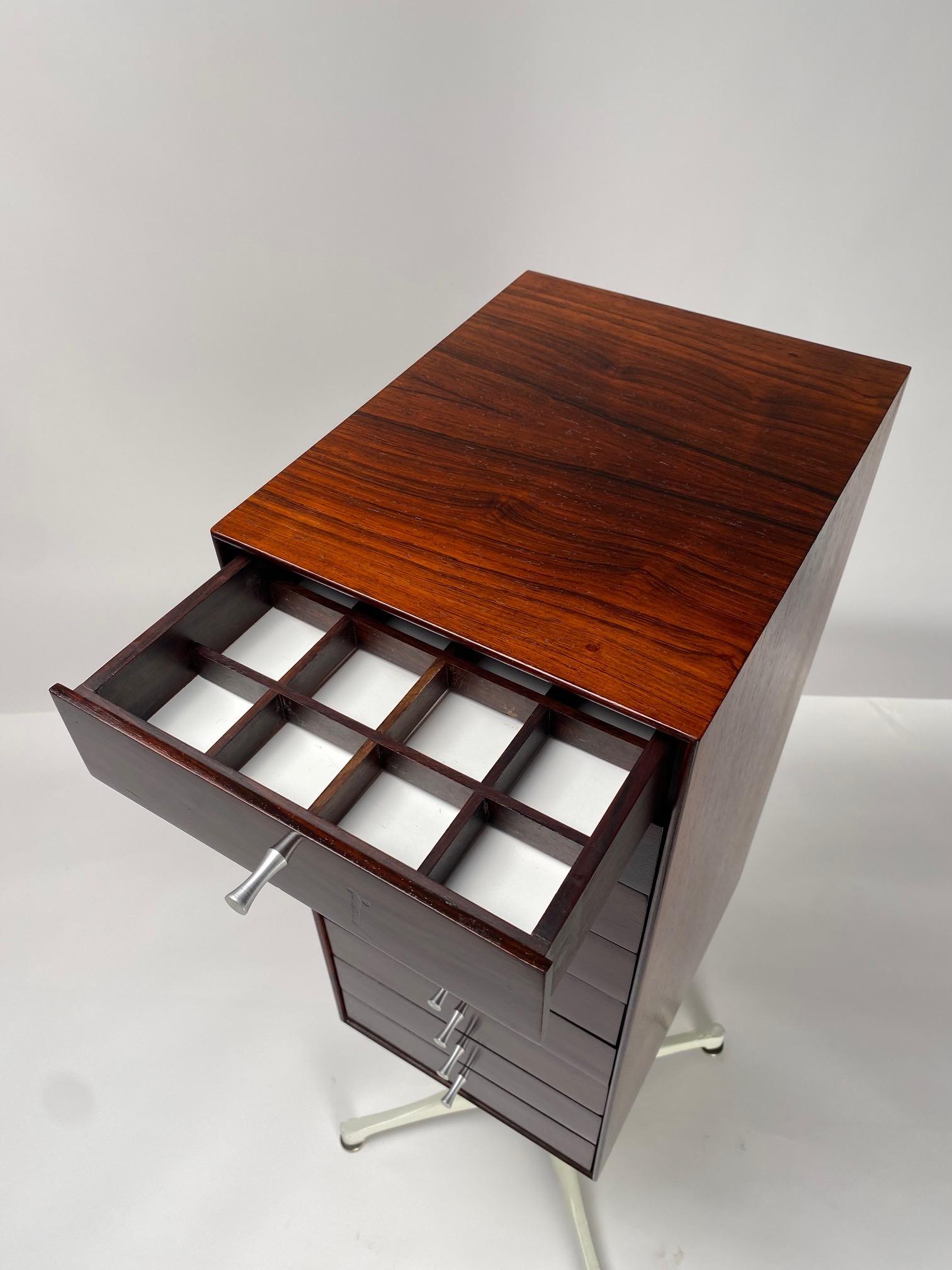 Milieu du XXe siècle Coffre miniature à neuf tiroirs de George Nelson pour Herman Miller Mod. 5517 Sideboard en vente
