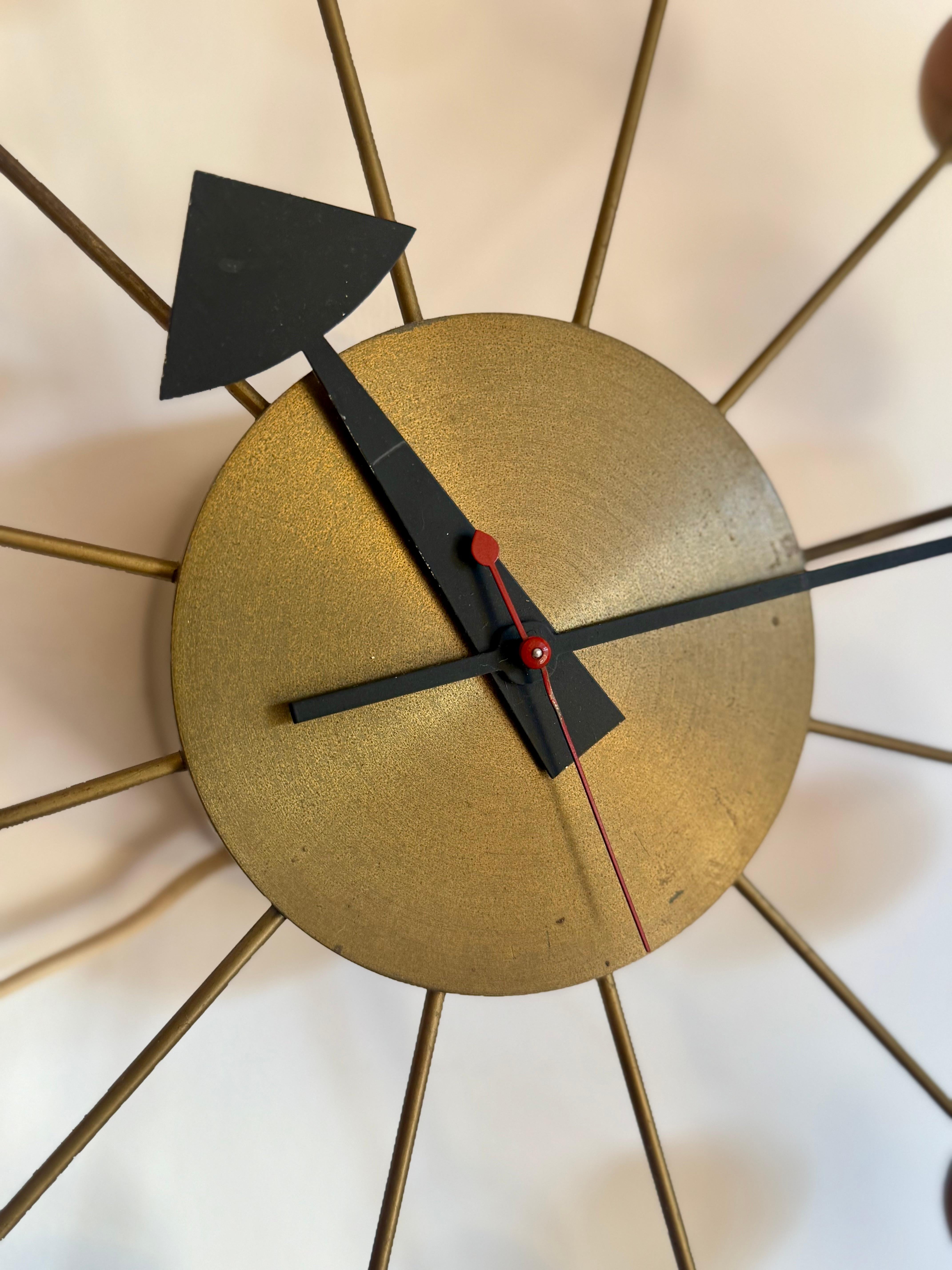 Mid-Century moderno George Nelson Orologio da parete a sfera in ottone e legno originale d'epoca in vendita