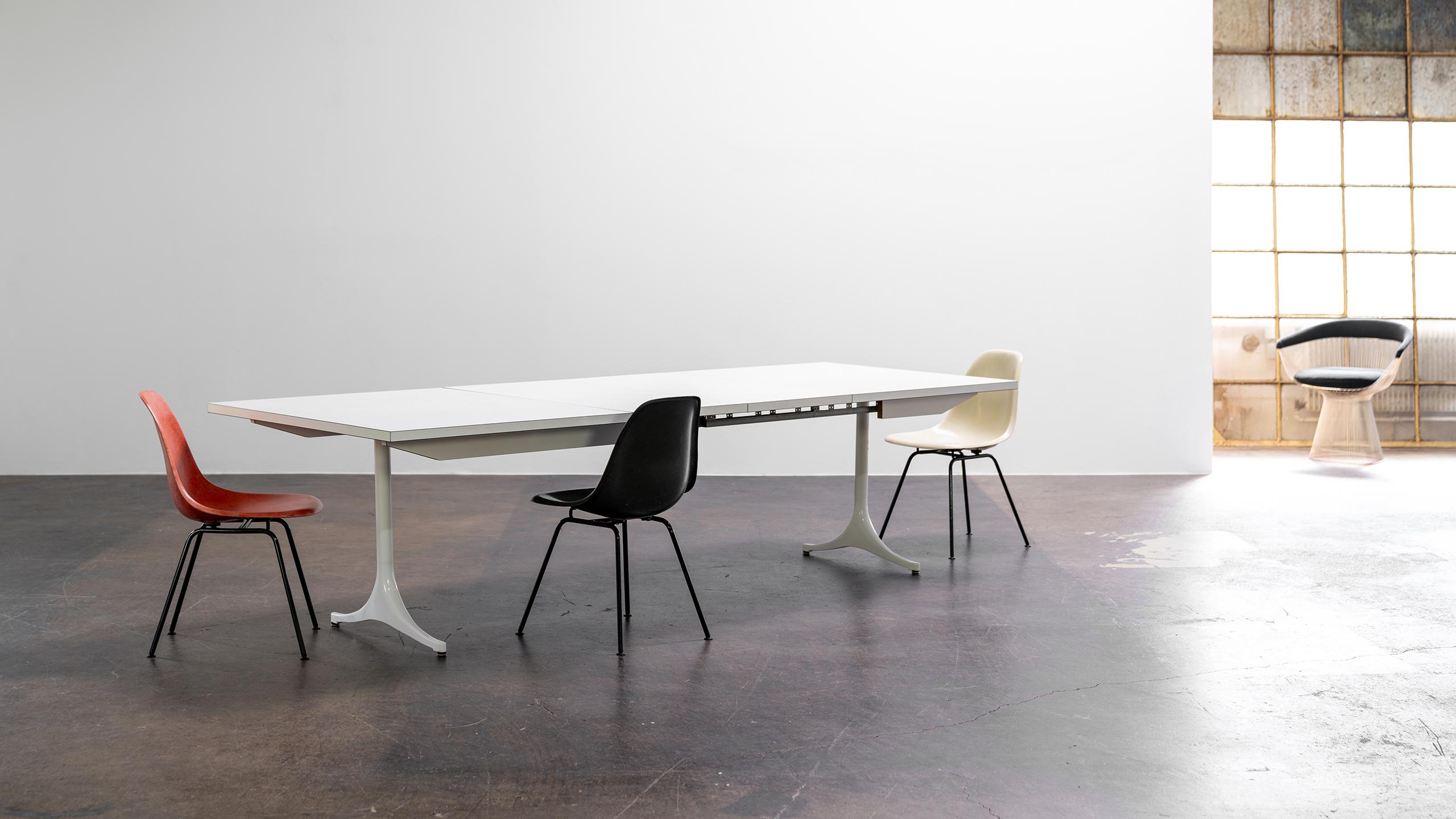 George Nelson - Extendable dining table with base
1956 for Herman Miller, USA

The large Dining table consists of a white coated aluminum frame with a white laminated wooden top (Formica) few small chips are present at the edge, see photos.

Can be