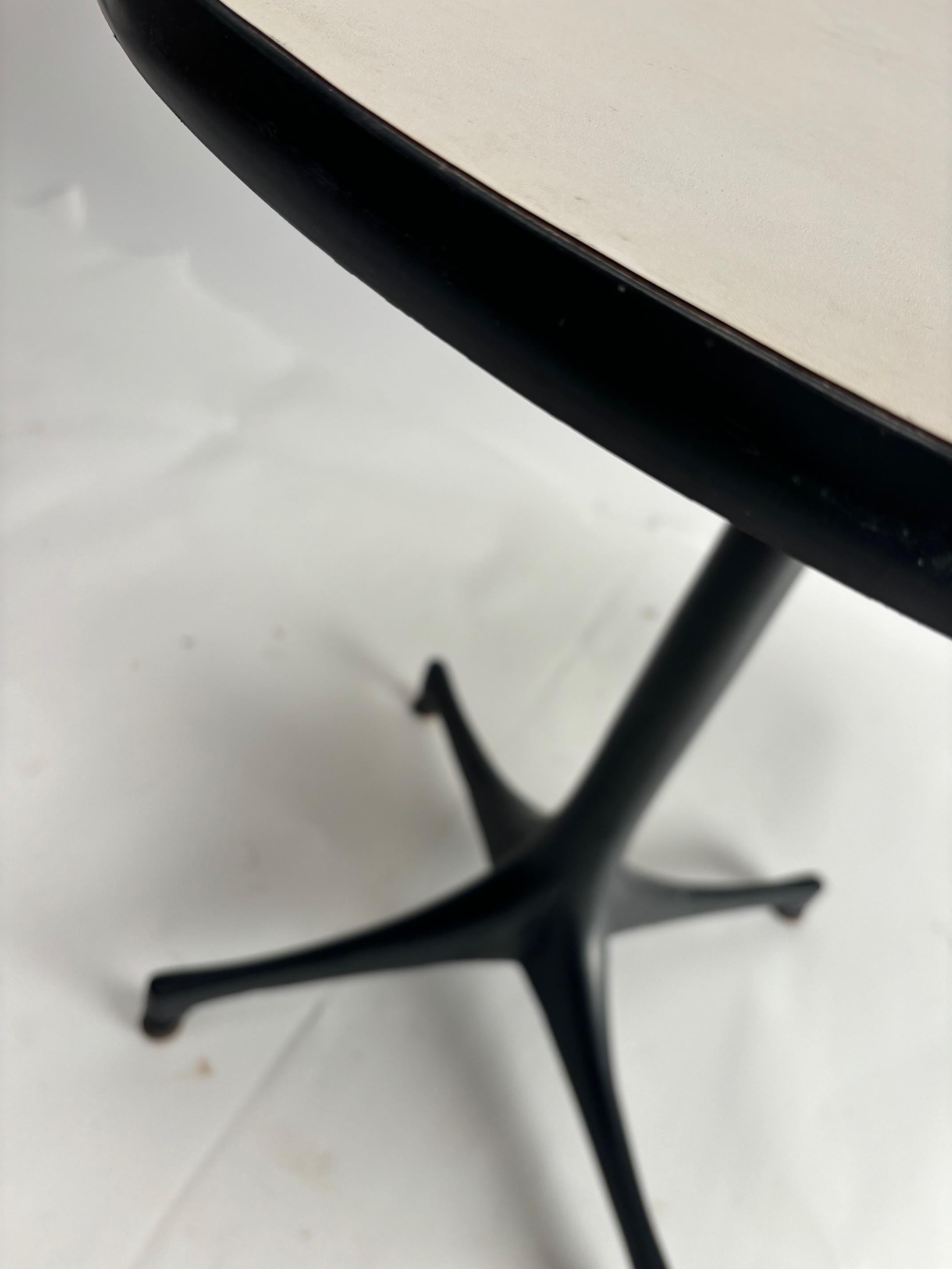 Milieu du XXe siècle George Nelson Pedestal Side Table for Herman Miller en vente