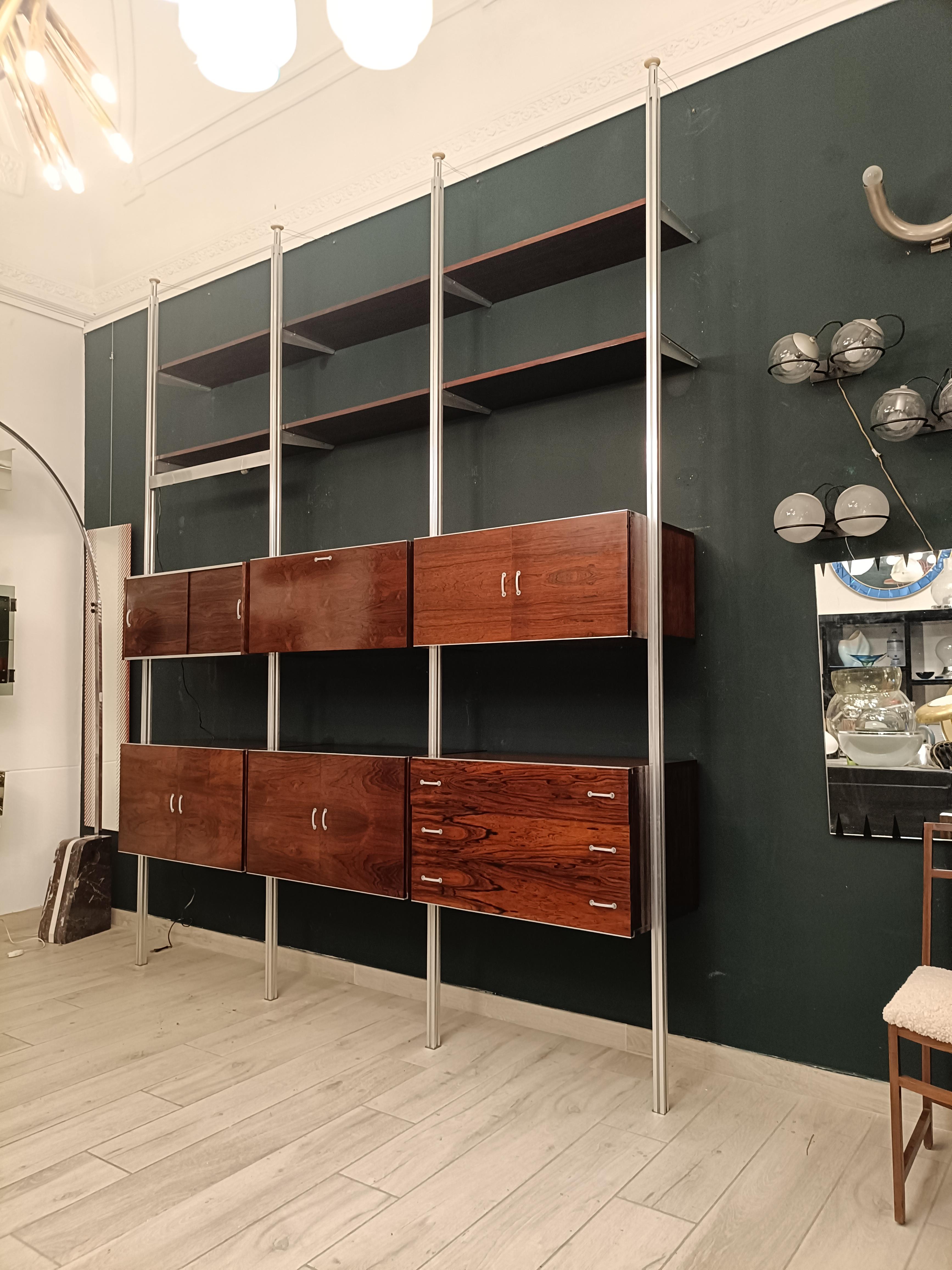 Libreria modulare del modello CSS disegnata da George Nelson per Herman Miller. Il sistema è un'iconica unità di scaffalatura modulare che incarna la filosofia del design moderno di metà secolo combinando funzionalità, flessibilità ed eleganza. La