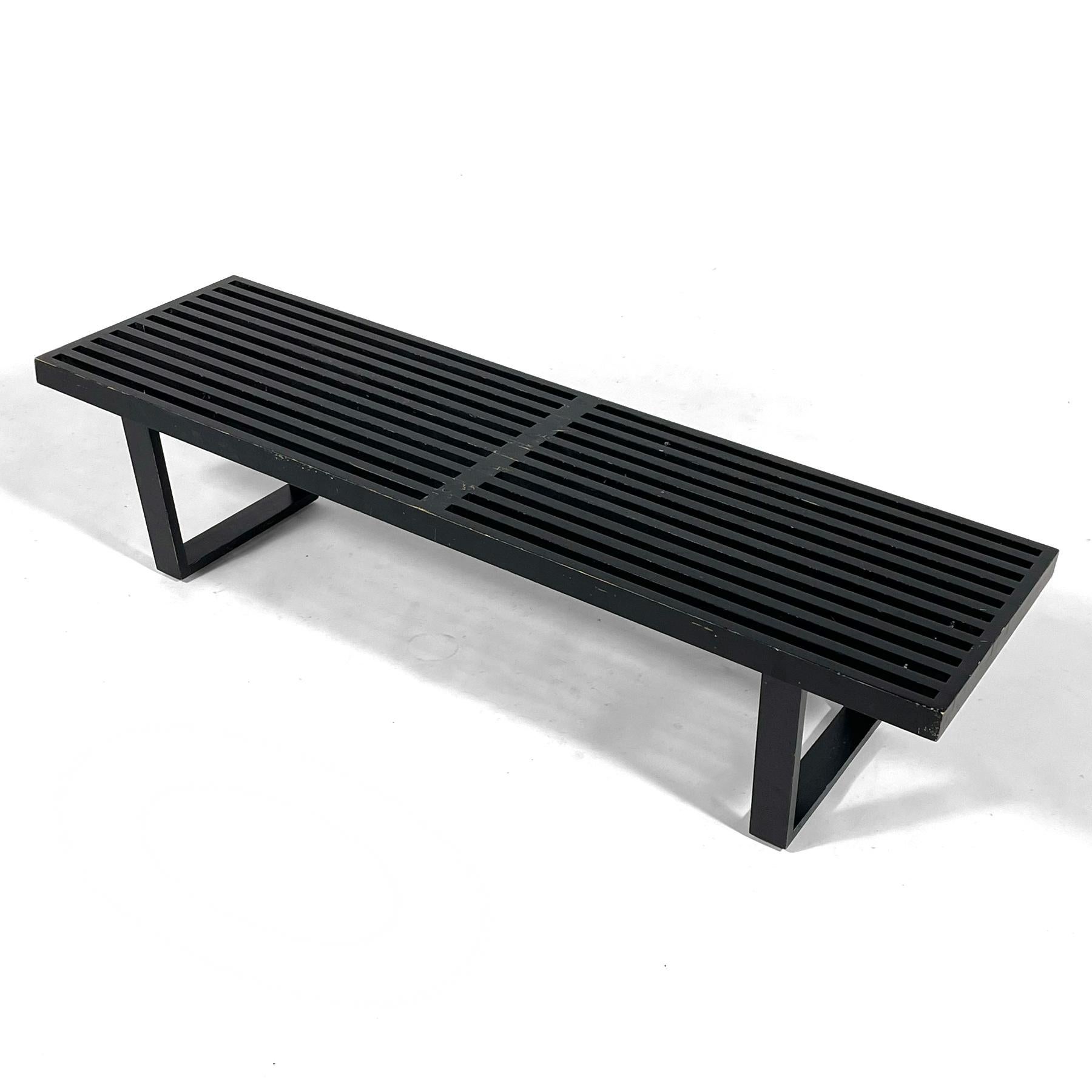 Die 1946 vorgestellte Lattenrostbank war einer von Nelsons ersten Entwürfen für Herman Miller, nachdem er deren Designdirektor geworden war. Er diente als Tisch, Sitzgelegenheit oder Unterlage für Kisten, und seine unzähligen Nachahmungen im Laufe