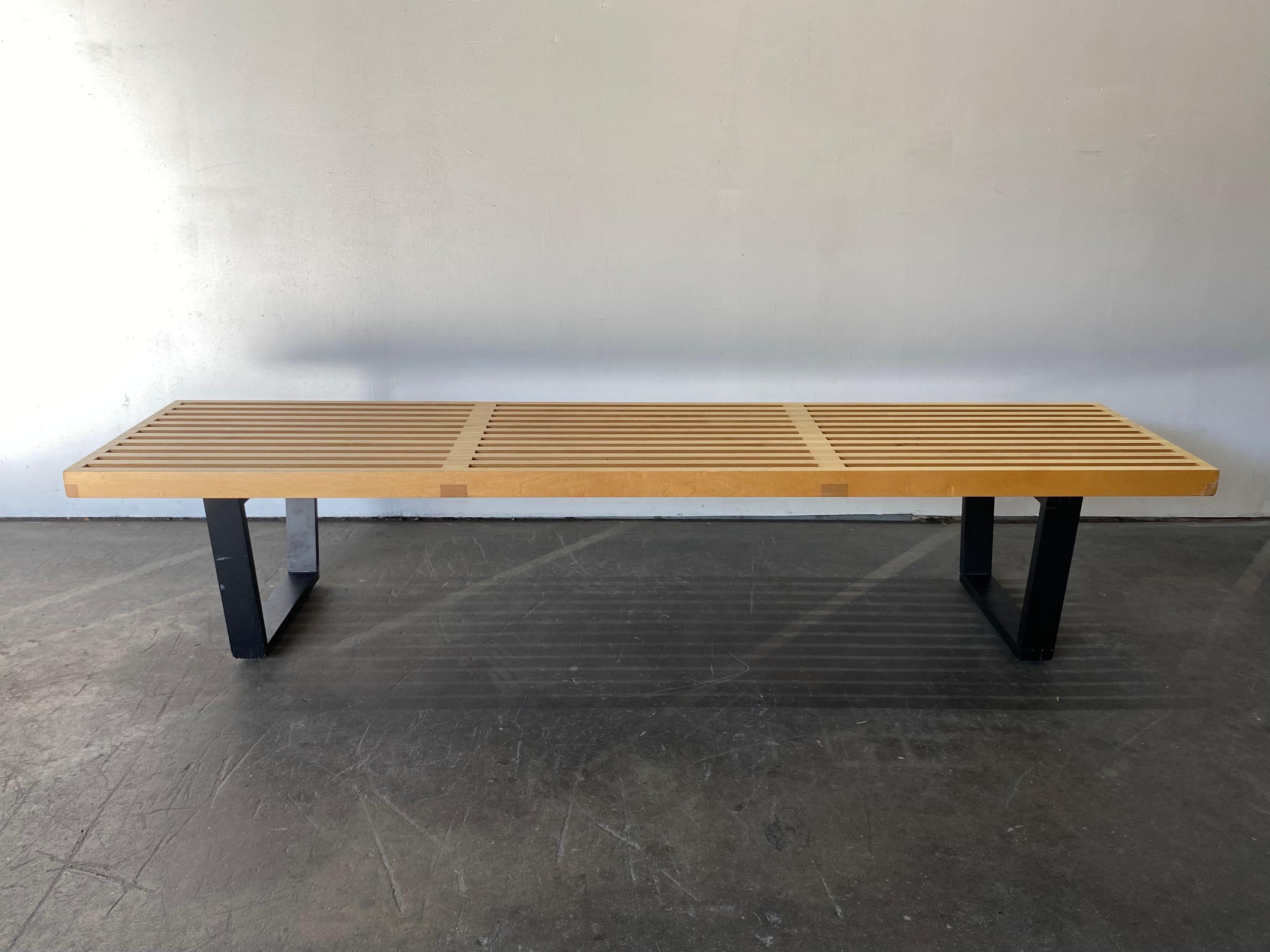 Eleva il tuo spazio con questa panca a doghe George Nelson, un'icona del design moderno di metà secolo. Presentato originariamente nel 1946, questo capolavoro minimalista fonde perfettamente forma e funzione con le sue linee pulite, le doghe in