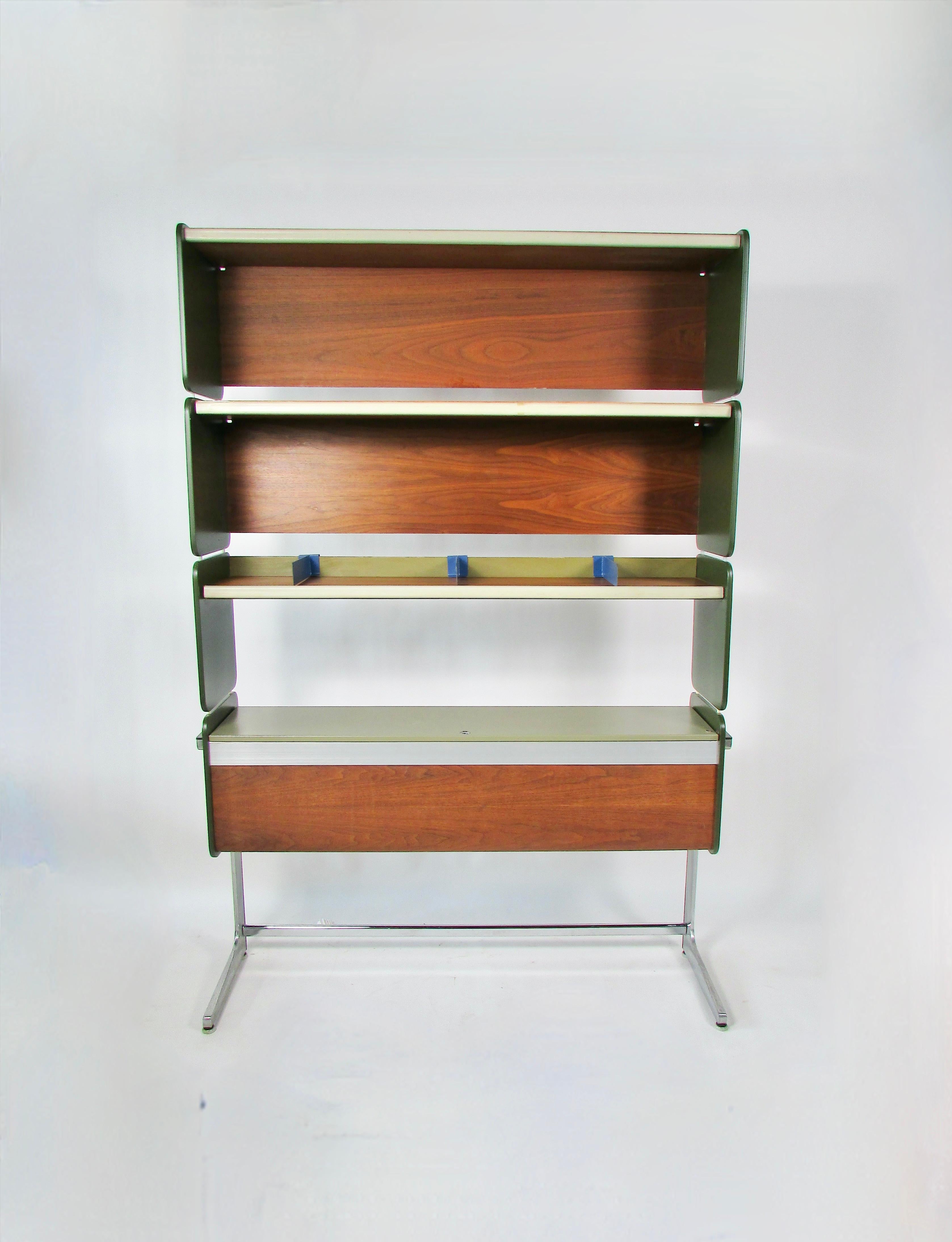 Action Office 1 (AO1) storage unit no. 64915, George Nelson with Robert Propst design for Herman Miller. Freestanding shelf, part of the modular Action Office series . Composed of several components: the base on self-leveling glides, holding a file