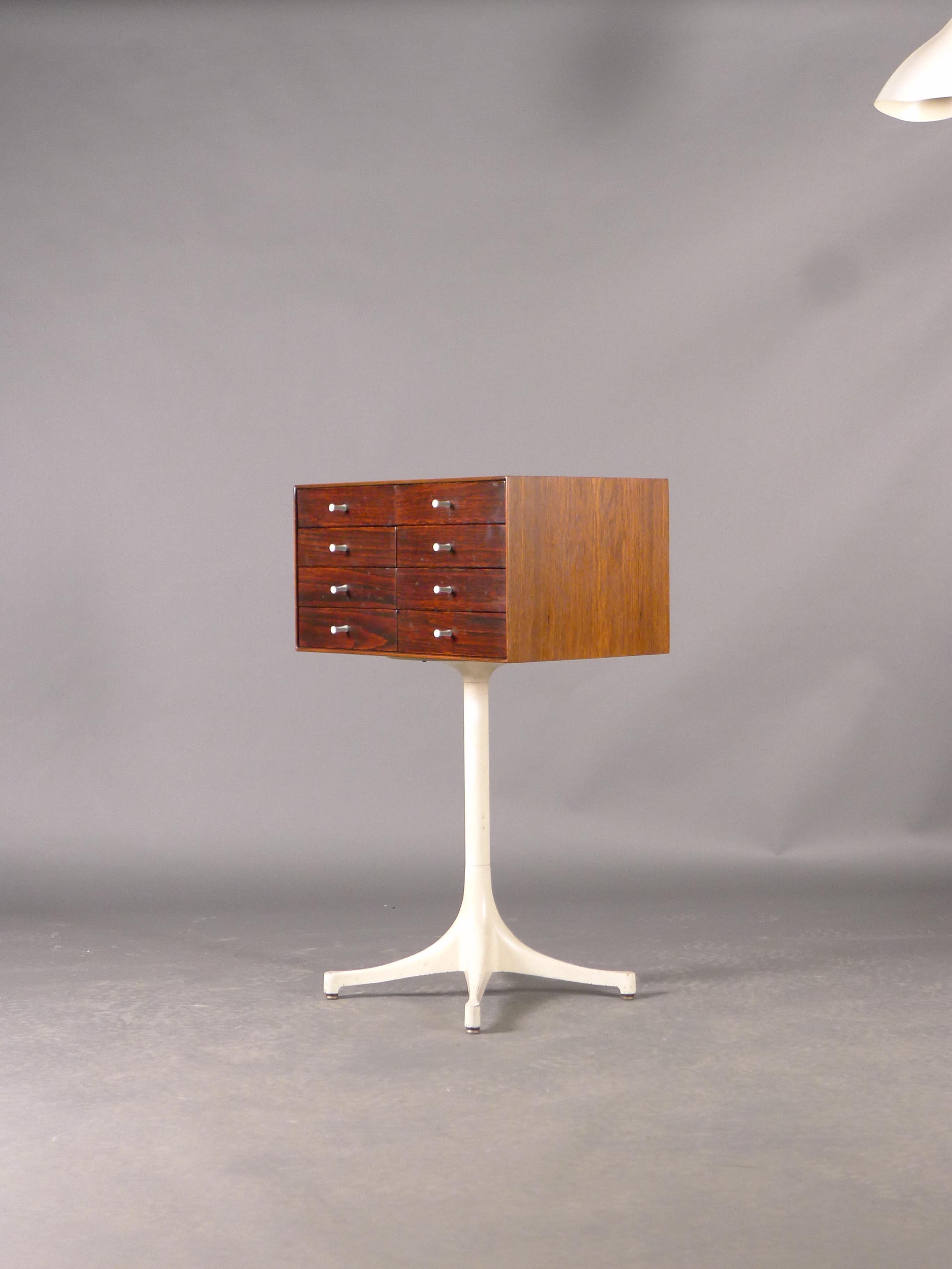 George Nelson, armoire à bijoux en bois de rose, années 1950 

Dans les années 1950, Nelson a conçu une gamme de meubles qui ont été produits et vendus par Herman Miller.  Il s'agit d'un rare coffret à bijoux à huit tiroirs, avec une carcasse en