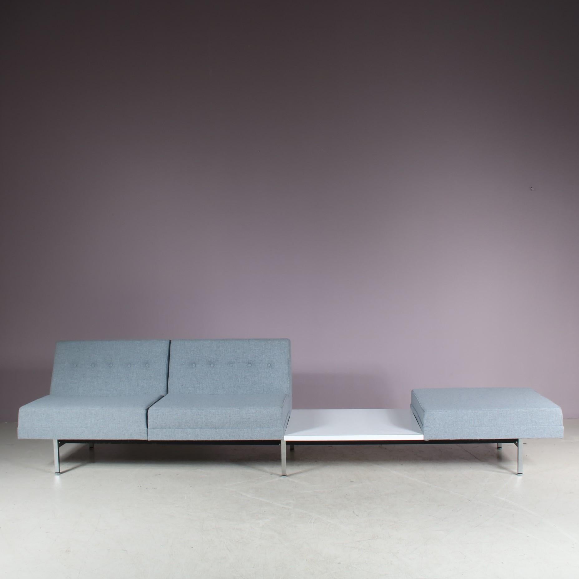 Este fantástico sofá, diseñado por George Nelson, es una pieza icónica del diseño moderno de mediados de siglo. Fabricado por Herman Miller en EE.UU. hacia 1960.

El sofá tiene un asiento de dos plazas con respaldo, mesa laminada blanca integrada y