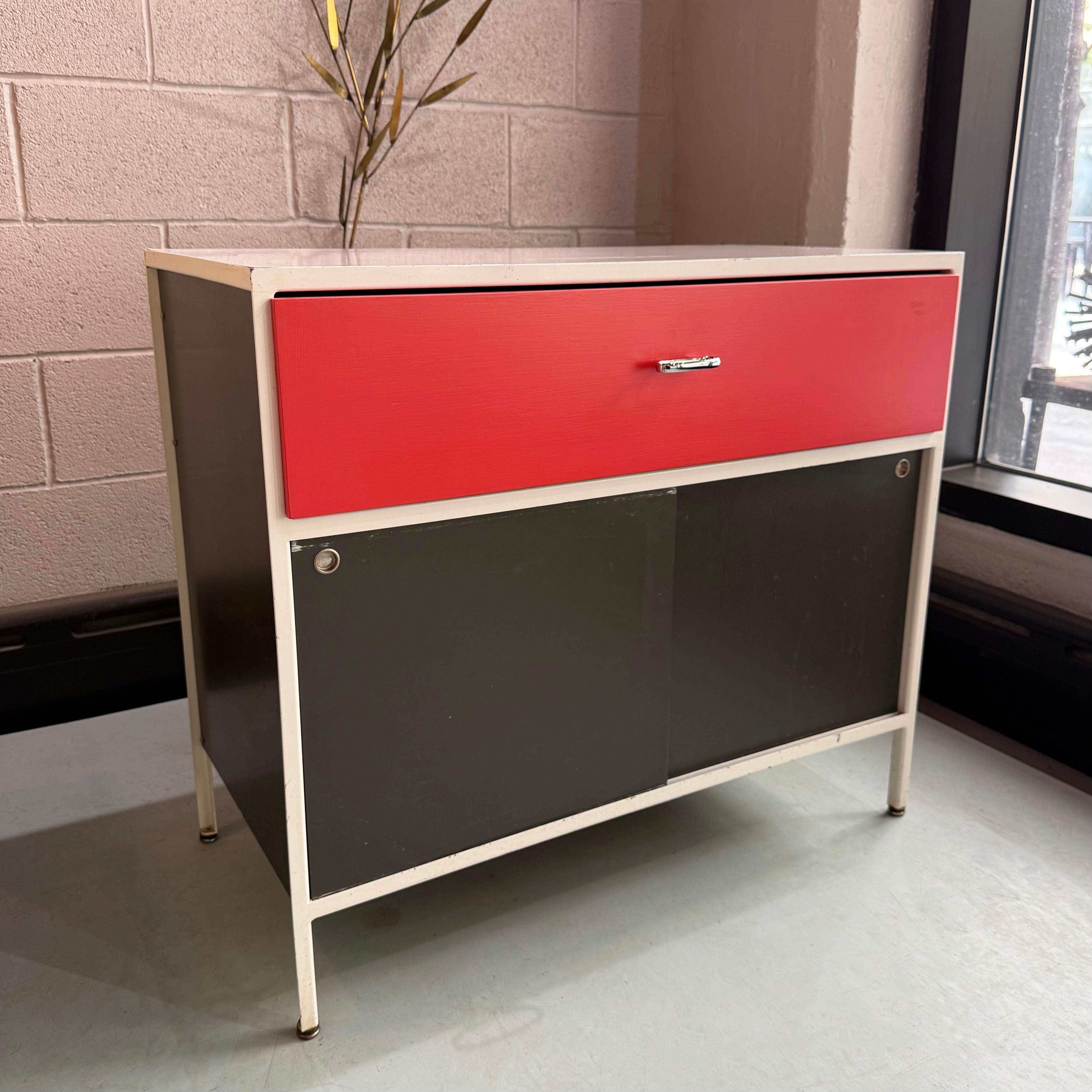 Este compacto mueble aparador de acero moderno de mediados de siglo 