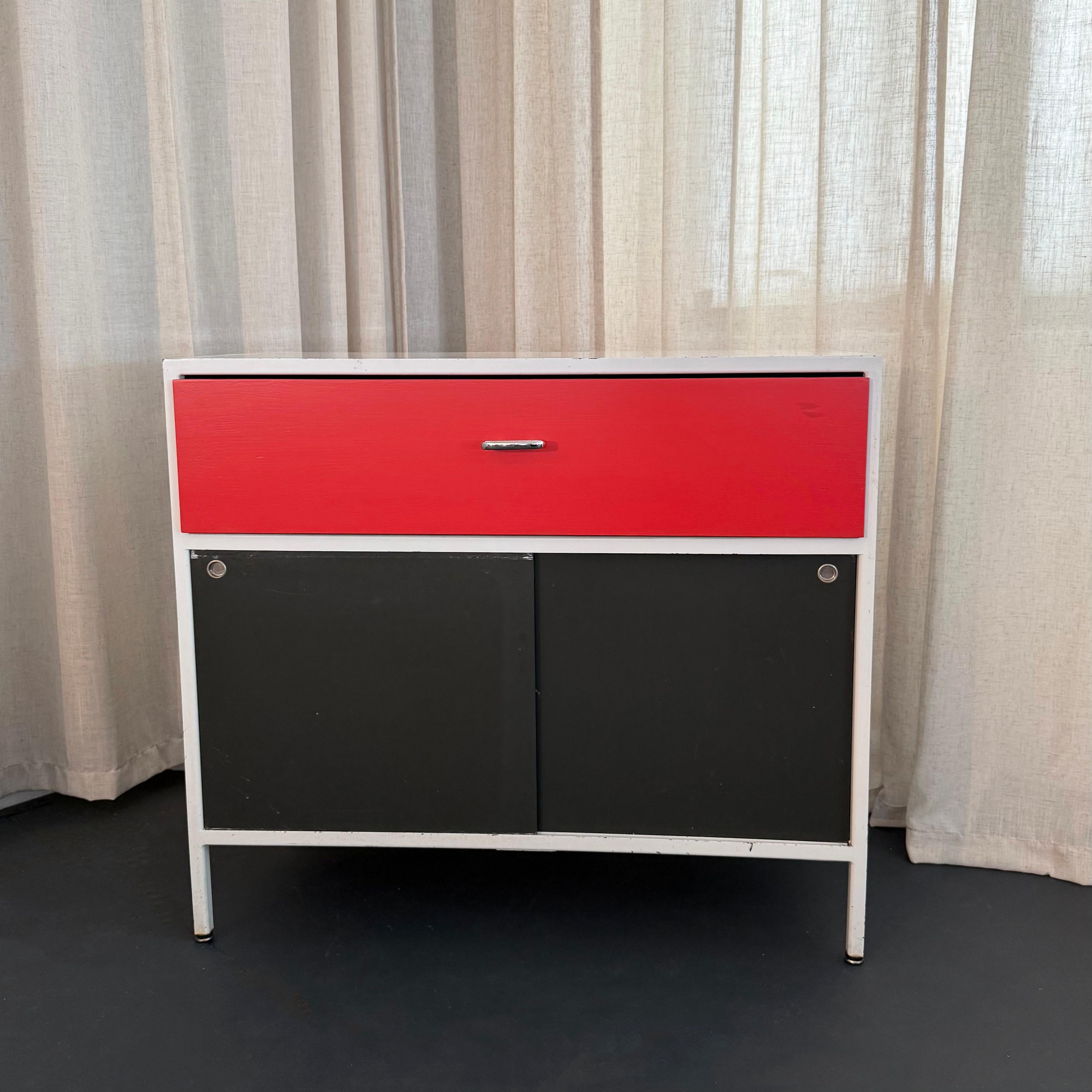 Questo mobile credenza compatto con struttura in acciaio del Mid-Century Modern, modello 4036, è stato progettato dal designer americano George Nelson intorno al 1955 e prodotto da Herman Miller. L'armadietto presenta una struttura in acciaio