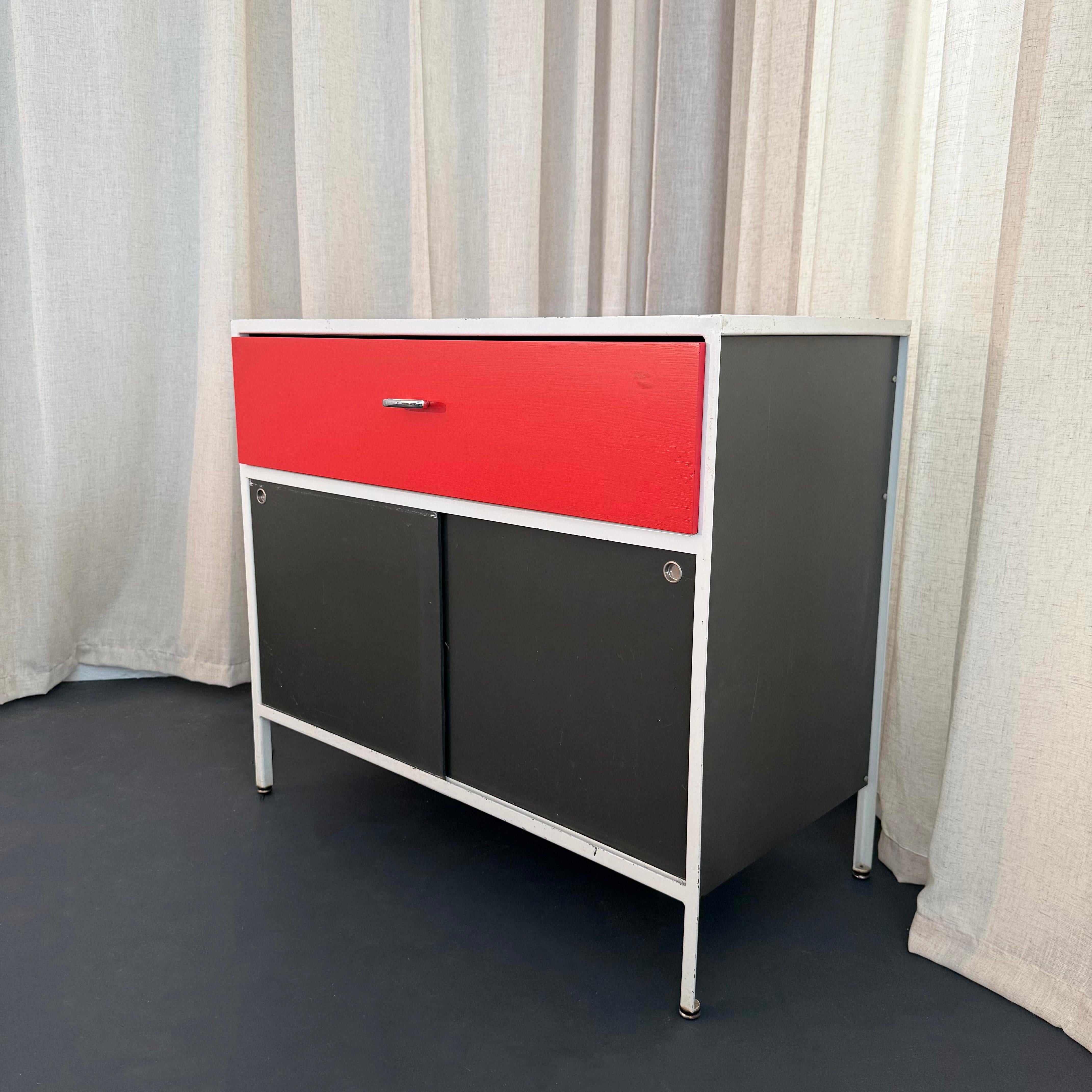 Mid-Century moderno George Nelson Armadio con struttura in acciaio Modello 4036 Per Herman Miller in vendita