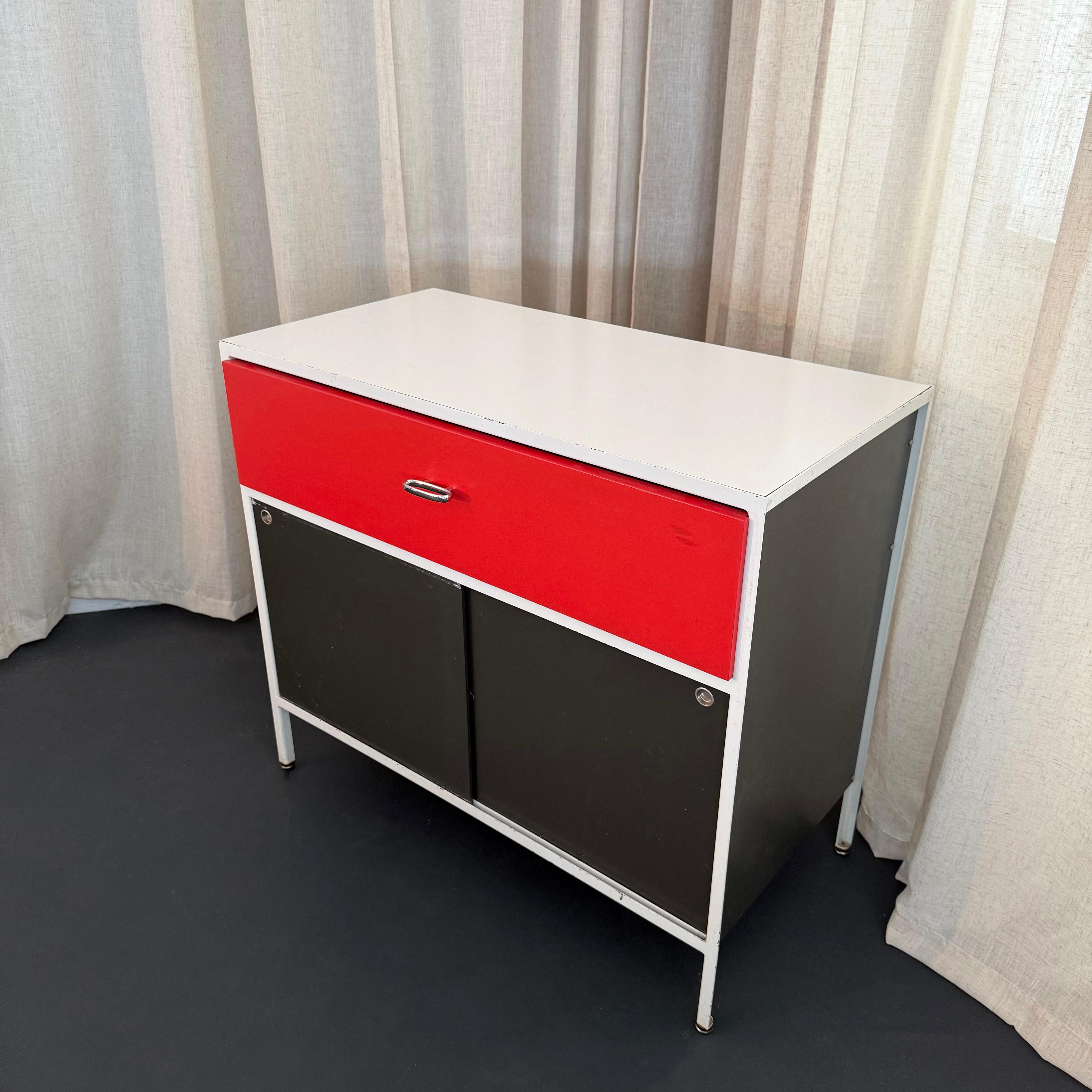 George Nelson Armadio con struttura in acciaio Modello 4036 Per Herman Miller In condizioni buone in vendita a Brooklyn, NY