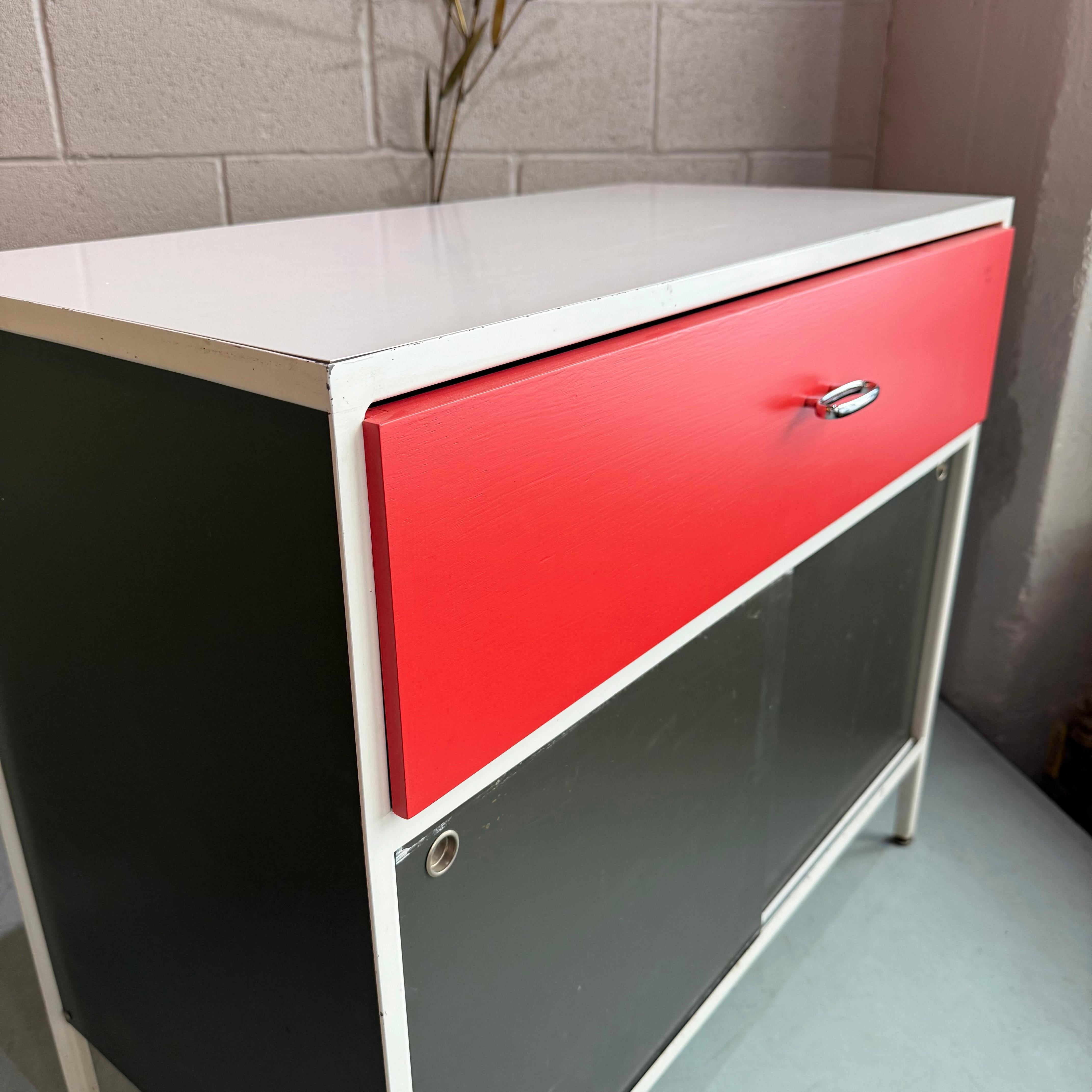 Armario con estructura de acero George Nelson Modelo 4036 Para Herman Miller siglo XX en venta