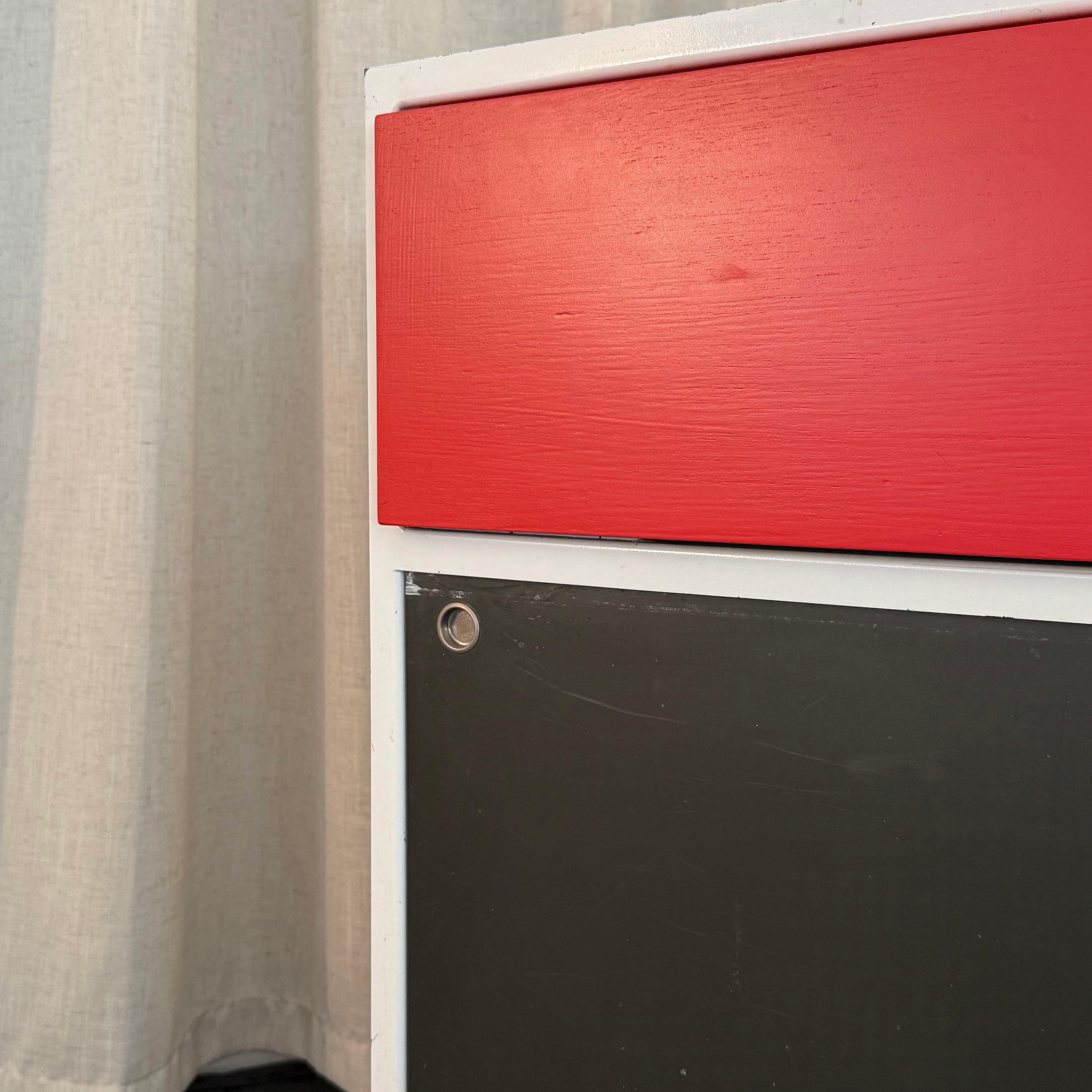 XX secolo George Nelson Armadio con struttura in acciaio Modello 4036 Per Herman Miller in vendita