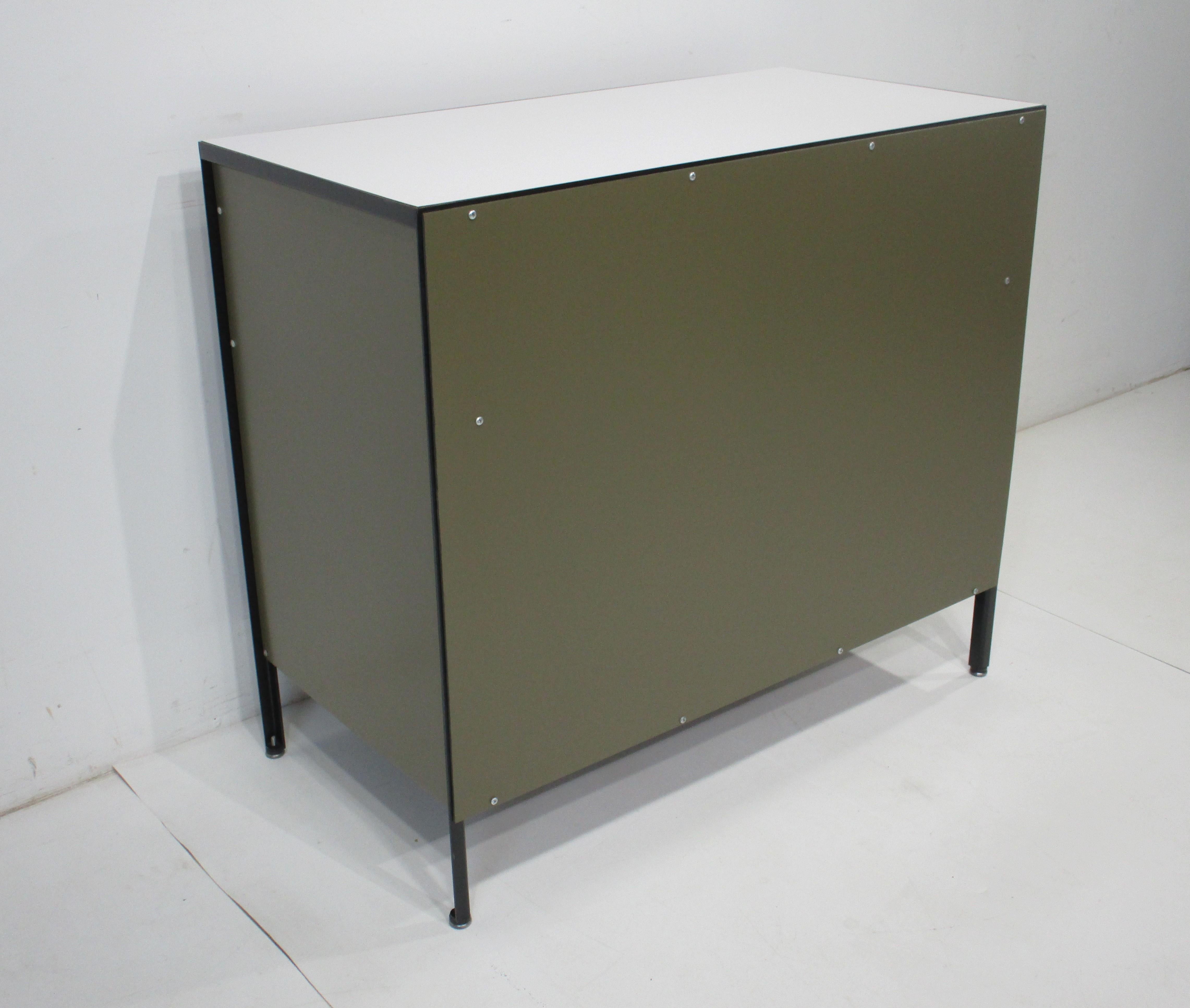 George Nelson, cassapanca in noce con struttura in acciaio per Herman Miller in vendita 3